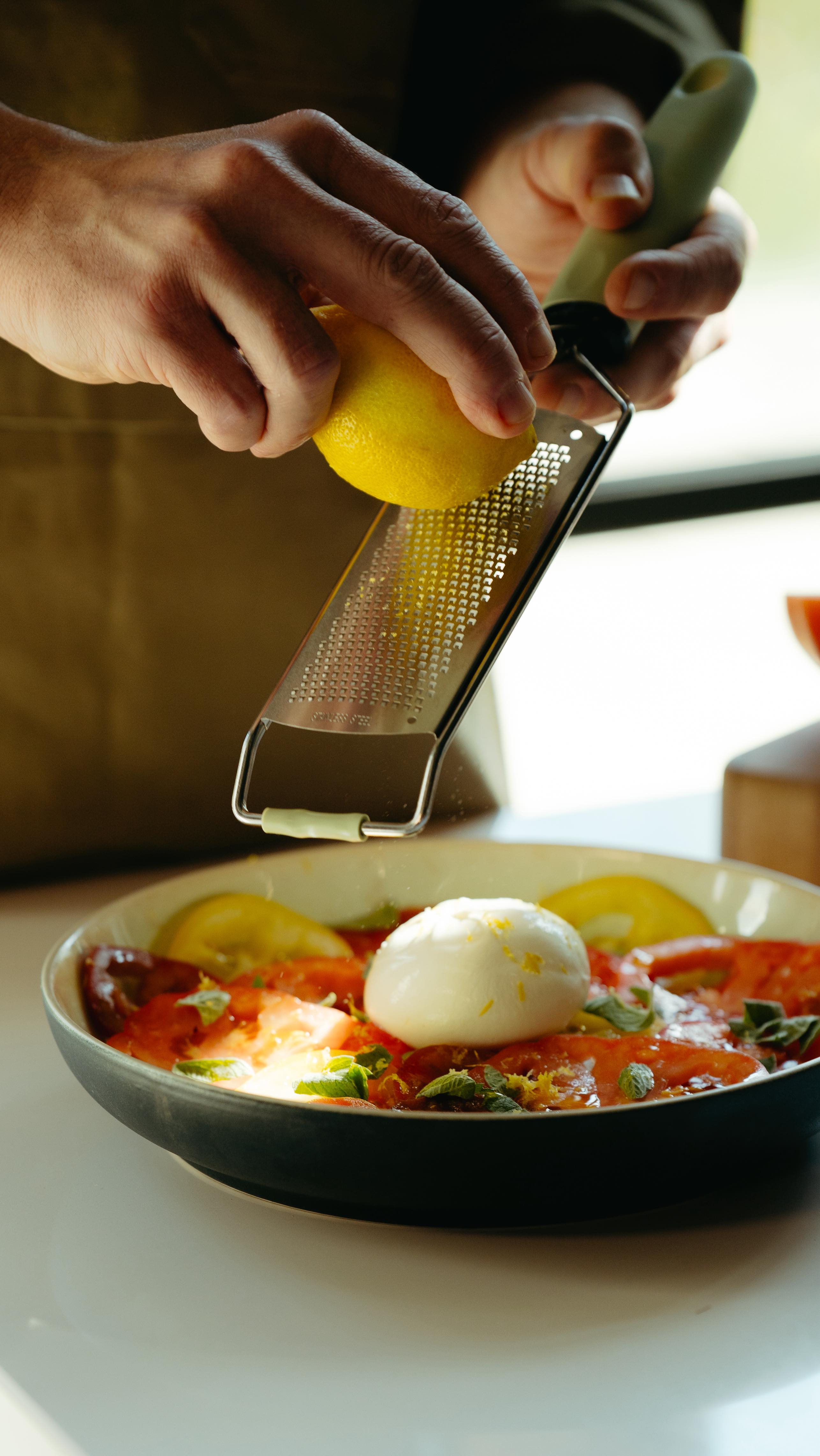 Frisse salade 🍅
Deze tomatenburrata is niet alleen kleurrijk, maar ook verspillingsvrij!
Rijpe tomaten over? Perfect voor een frisse salade.
Zo maak je van restjes een feestje op je bord. 🎉
Doe jij ook mee met de Verspillingsvrije Week (8 t/m 14 september)?
#wecanteen #bedrijfscatering #VerspillingsvrijeWeek #RestjesRecept #SamenTegenVoedselverspilling #WasteFreeNL