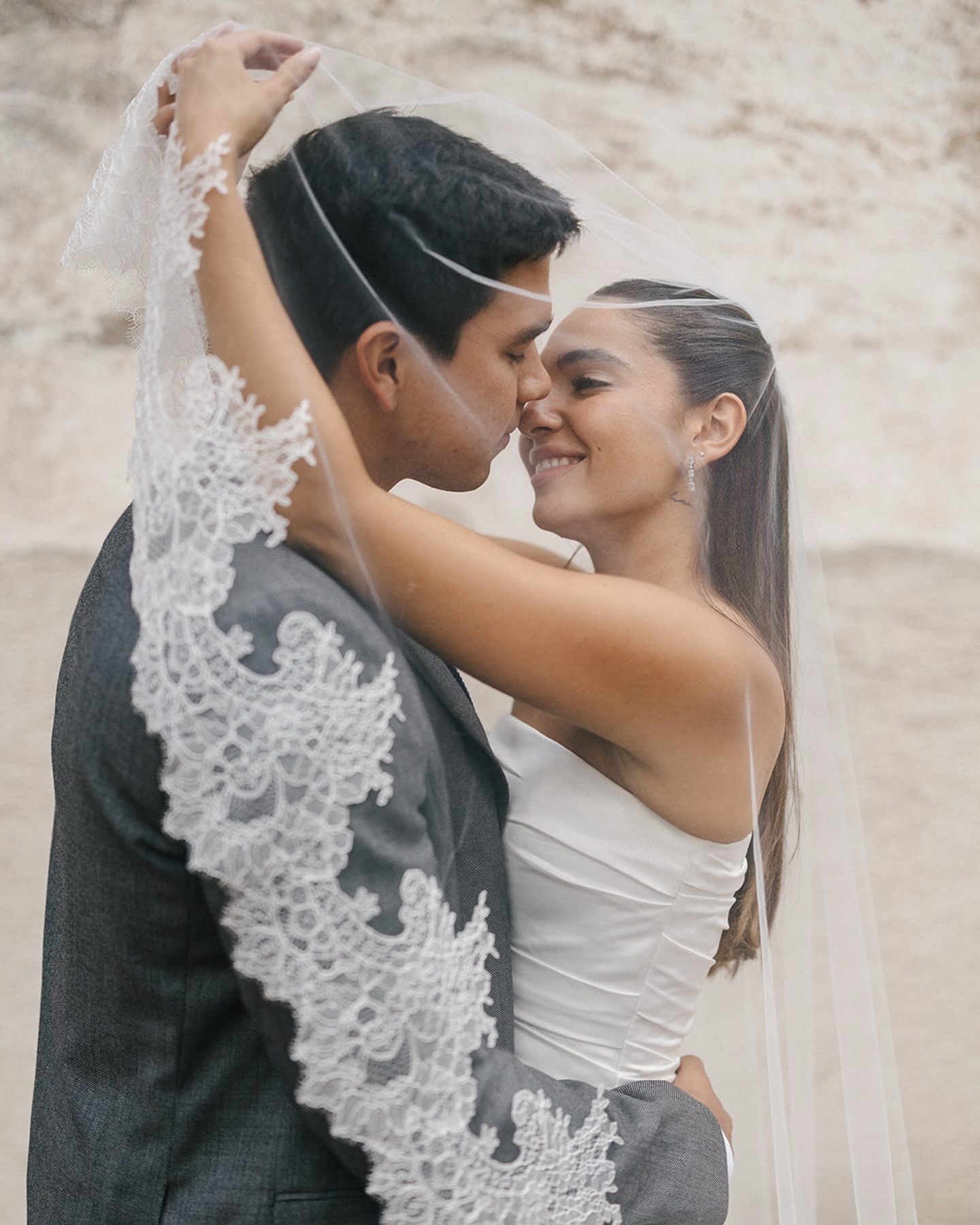 Elena & Jose Antonio, 2025.
Una de nuestras bodas favoritas junto a @ringofilmsgt. La vibra impecable, una belleza de pareja y una de las fiestas más alegres en la que hemos estado.
Foto y Video: @marielorellanaphotography & @ringofilmsgt , con el apoyo de nuestro maravilloso equipo.
MUA & Hair by @elementobeauty.sv
Wedding Planning: @eventus @luchagalindo @luckyvega
Decor: @wala_events
Venue: @villalasmilfloresclios y Ruinas de Santa Clara
Fiesta: @masaudioeventos
Stay tuned que a continuación se viene el trailer de @ringofilmsgt 🔥🔥🔥