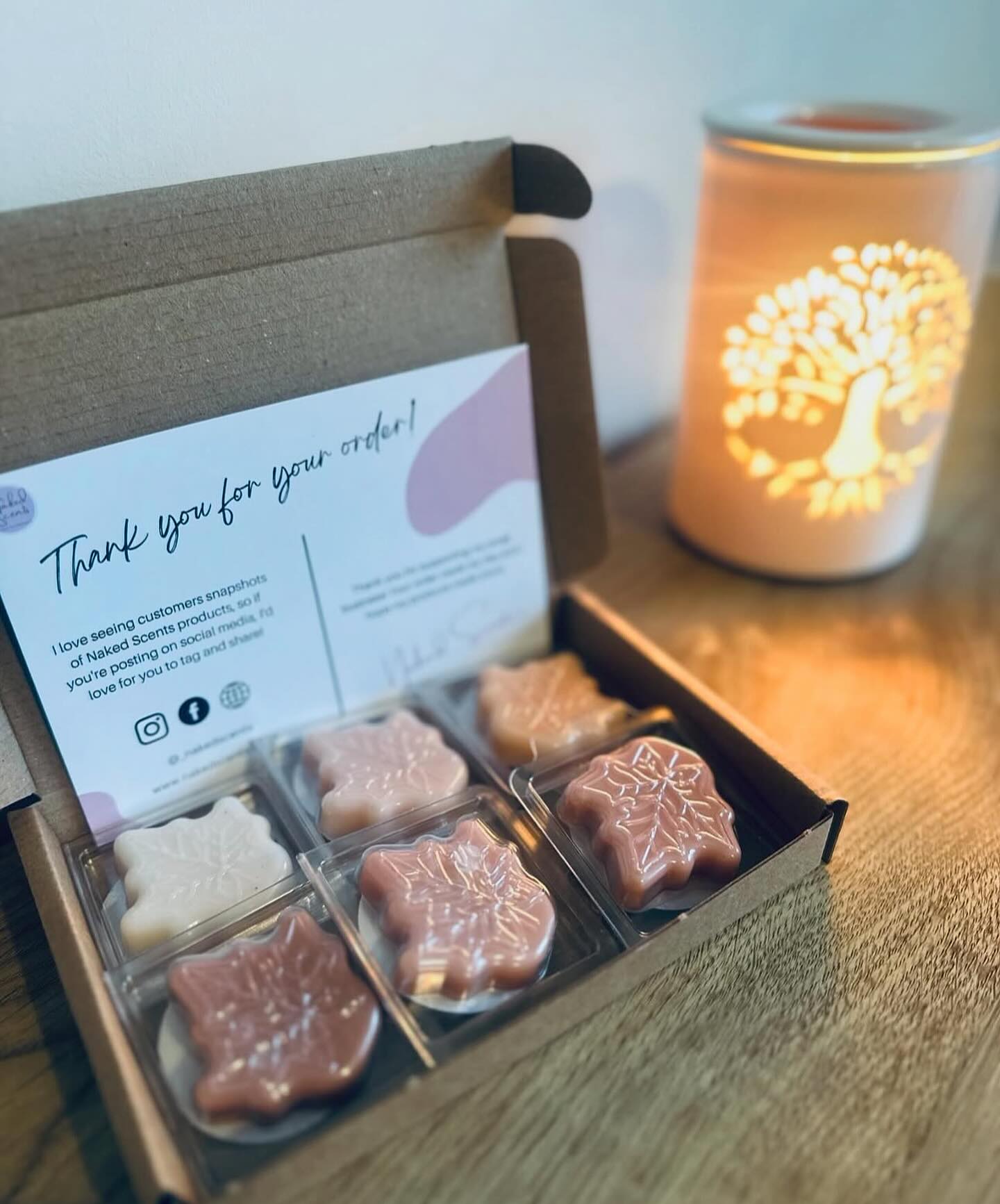 Our 5 for £6 wax melt shapes are the perfect way to try a handful of different scents. With hours of long lasting fragrance from just one shaped melt, it’s sure to get you feeling cosy on these rainy days and leave your home smelling divine 🍂🍁