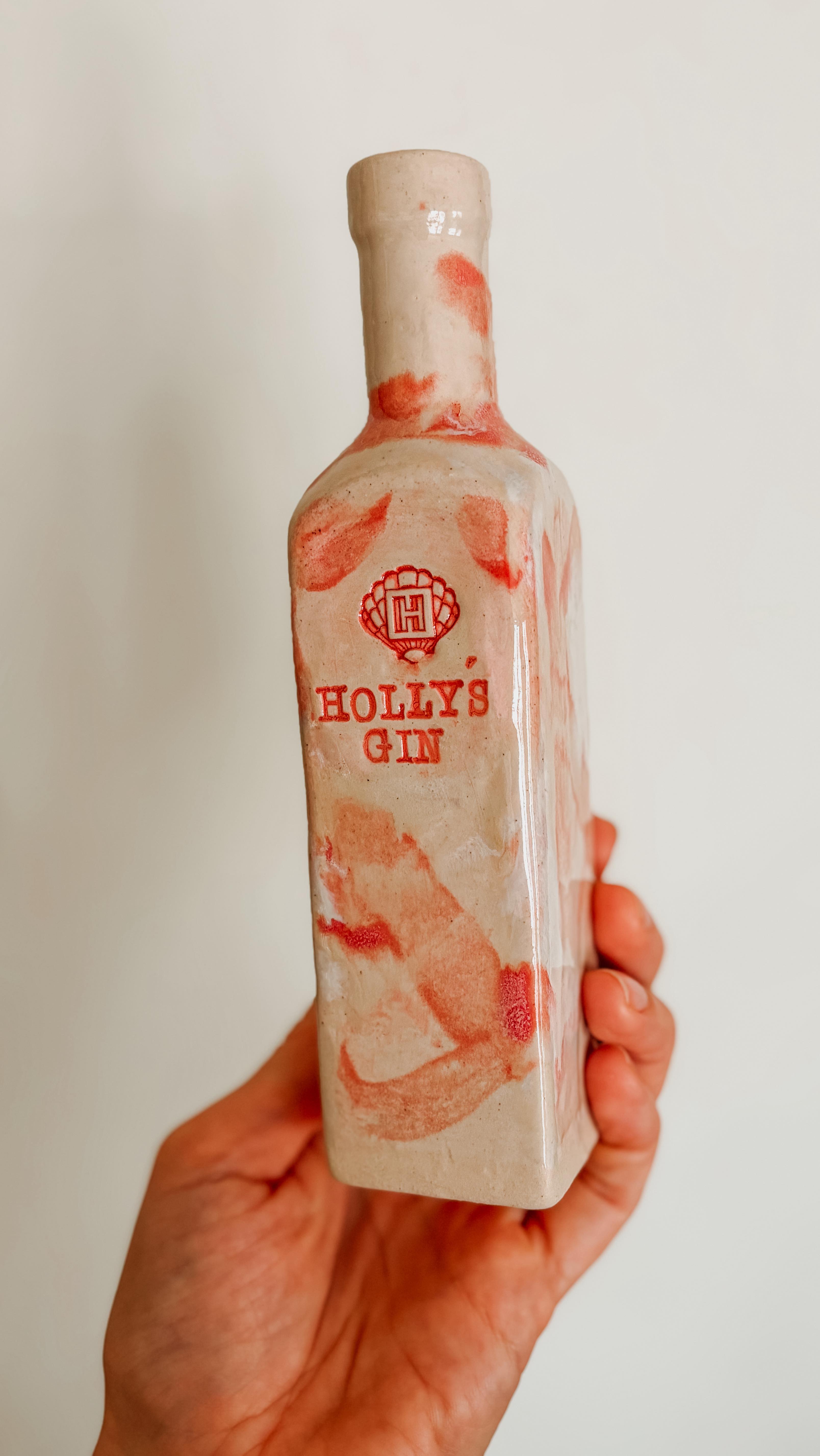Just 20 of these Limited Edition exclusives are available this month! 😍❤️
An incredible collab with the extremely talented @jennyhopps.pottery ! These will be available exclusively online on @holly.co (with a few also available at @truro_food_festival ).
These very beautiful and cute 200ml handmade ceramic bottles will be filled with the same strawberry infused Holly’s Gin used in my Negronis 🍓
Keep your eyes peeled for the drop coming 🔜 🥳
Holly X