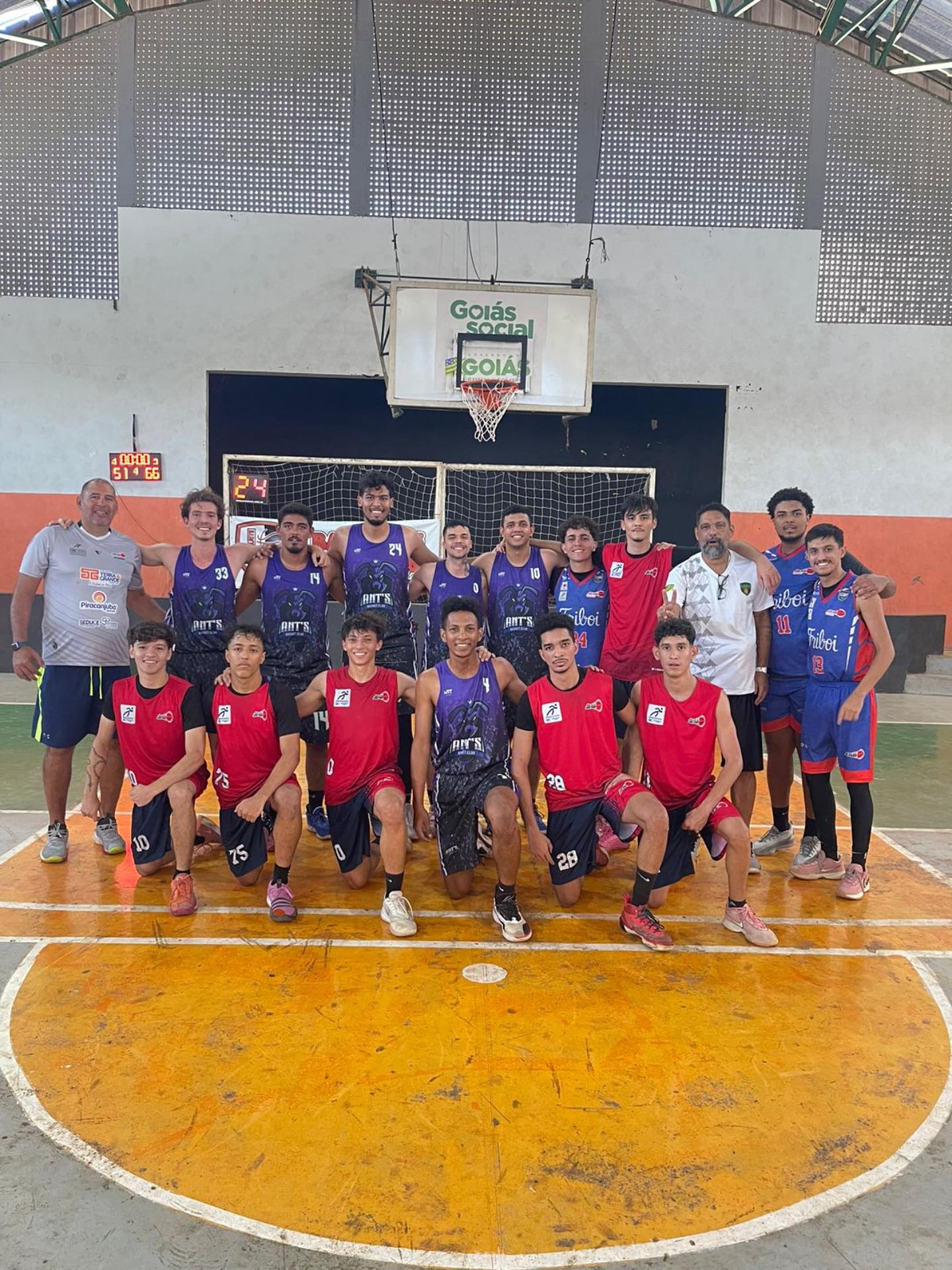 AEGB X AEGB?????
Em um final de semana movimentado, as equipes Sub 19 e Sub-24 da AEGB realizaram quatro jogos!
Pelo Campeonato goiano, no sábado dia 06/09 no Centro de Excelência, o sub 19 venceu o Clube Expressao por 76 x 27.
Ainda no sábado, no Ginásio da Vila Pedroso, a equipe Sub 24 da AEGB, em rodada da Liga Metropolitana, foi derrotada pelo BALLISLIFE, pelo placar de 41 x39
No domingo, pela liga metropolitana, houve o confronto direto das nossas equipes.
O Sub 19 enfrentou a AEGB Sub 24,(foto) e perdeu o confronto pelo placar de 66x51.
Seguimos firmes no propósito de fomentar o basquete de base!!!
#AEGB #limba #fgb