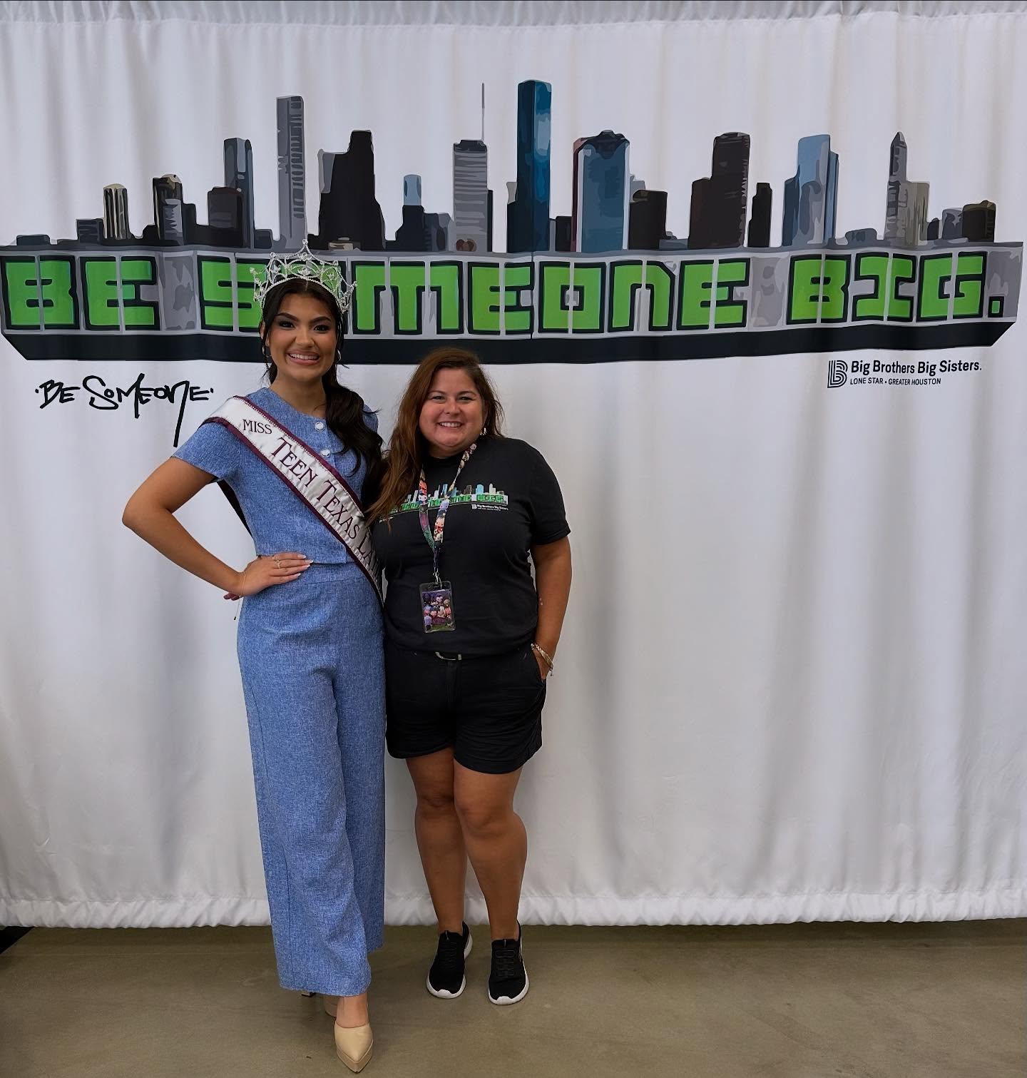 This past weekend I had the privilege of joining Big Brothers Big Sisters of Greater Houston for their event with Girls on the Run!!
🏃🏽♀️🤍✨
Girls on the Run empowers girls of all abilities to embrace their inner strength, build meaningful connections, and develop healthy habits for life through physical activity and guided discussions, trained coaches help participants strengthen their social, emotional, and physical skills, which are more important than ever in today’s world 🌎💫
I had such a wonderful time making cards with the girls 💌, getting fun face paint 🎨💖, and sharing so many smiles and laughs. It was truly a memorable and inspiring experience 🫶🏼
BBBS is an amazing mentorship program that needs caring adults (18+) to volunteer just 2-4 hours a month to make an impact in a child’s life!
Want to become a Big? Reach out to me or connect with BBBS directly-info is linked below!
Let’s make a difference, one match at a time!🤍✨
https://bbbstx.org/be-a-big-houston/
#ɢᴏᴅɪsɢᴏᴏᴅ #girls #fun #missteentexaslatina #misstexaslatina #bbbshouston
📍 @bbbshouston
🤍 @girlsontheruninternational
💄 @silvasmakeupbar
💁🏽♀️ @standoutbeauties
👑 @misstxlatina @roadtomisstxlatina