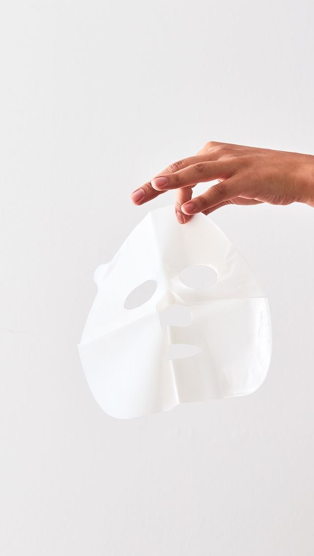 Los tatuajes en cejas no son lo ideal… ¿por qué?
Porque la piel del rostro cambia, envejece, pierde elasticidad y el pigmento termina viéndose grisáceo, rojizo o incluso verdoso con los años. Además, un tatuaje es permanente, mientras que la moda, la forma de tu cara y hasta tu propia preferencia estética cambian con el tiempo.