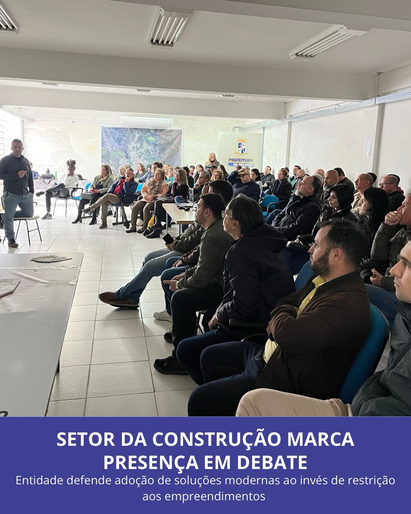 🏙️ O Sinduscon/Pelotas marcou presença na reunião promovida pela Prefeitura para tratar do Decreto 7.072, que regulamenta empreendimentos em áreas baixas da cidade.
➡️ Para o presidente Marcos Fontoura, o tema precisa ser debatido de forma mais ampla e qualificada:
✍️ “Nossa prioridade também é proteger Pelotas e os cidadãos dos alagamentos, mas não com medidas restritivas. Defendemos soluções modernas, mitigatórias e compensatórias, que tragam respostas técnicas reais para o futuro urbano da cidade.”
🤝 O Sinduscon reforçou ainda a importância de fortalecer o Conselho do Plano Diretor como espaço legítimo de diálogo e construção de soluções sustentáveis.
