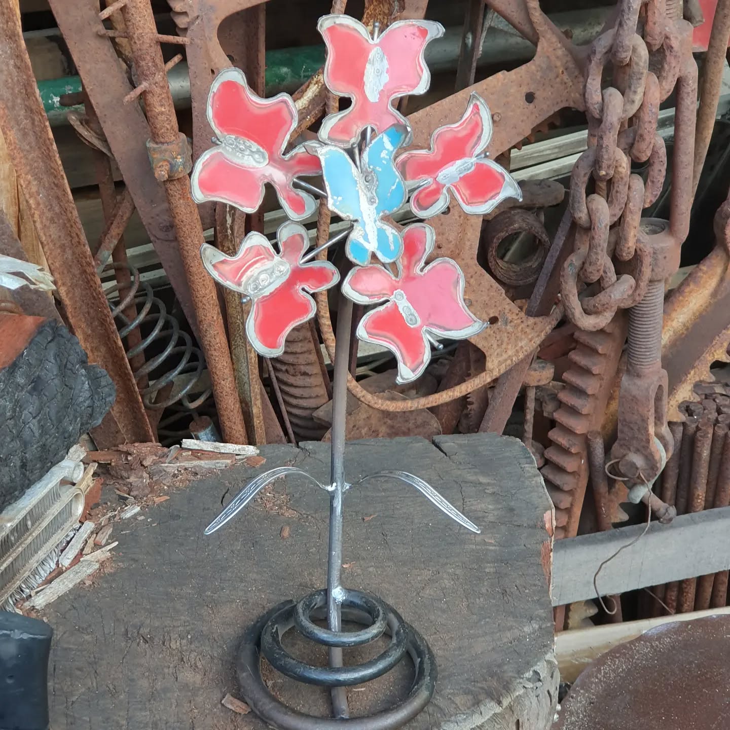 What do we think of this butterfly flower?
#dsdesigns
#scrapmetalartist
#butterfly
#metalflower
#perthart