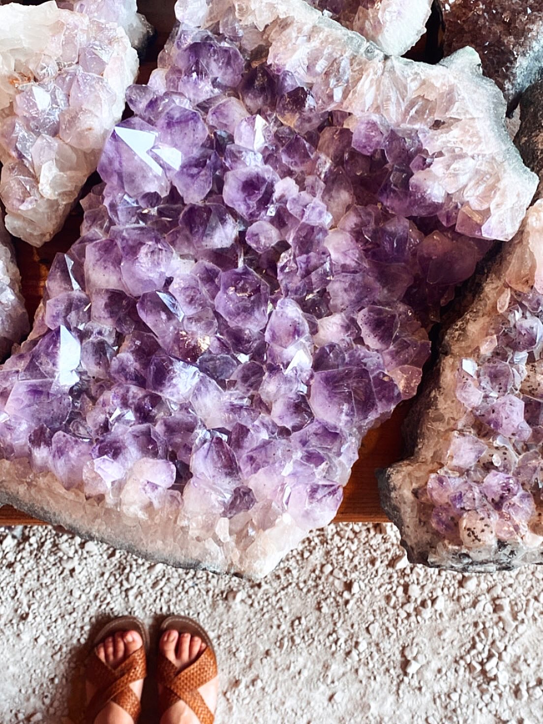 • MAMA AMÉTHYSTE •
Un soin énergétique d’être avec ces pierres 🙏🏼✨