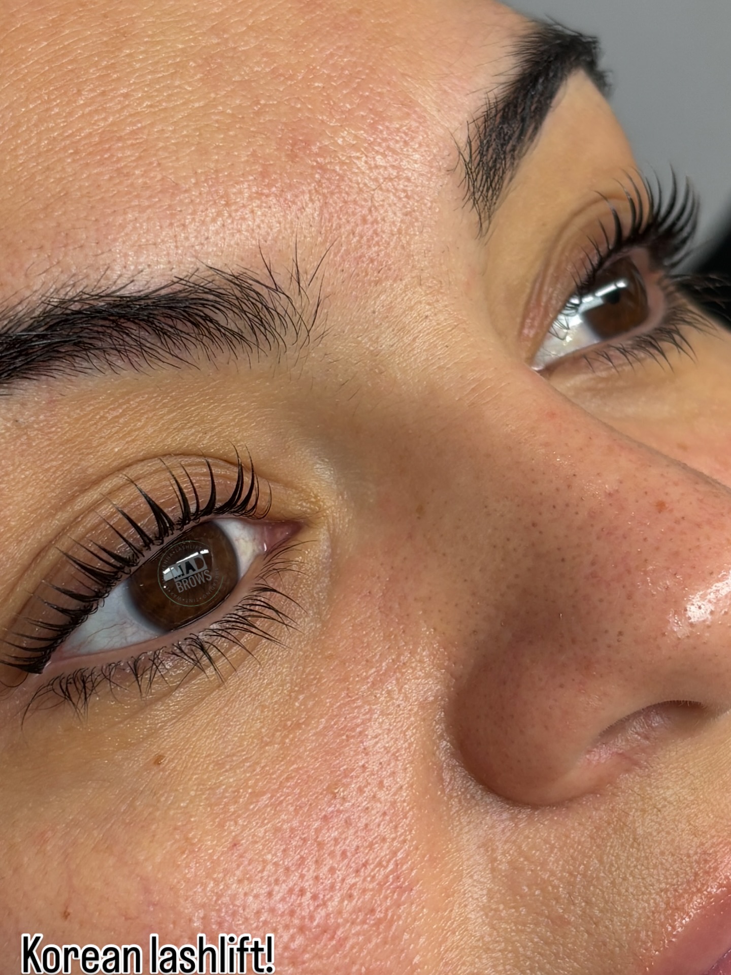 Can you see the difference from a regular lashlift to a Korean lash lift?! 😍🫶 new services coming up this October!!!! #lashes #lashlift #koreanlashlift #madbrows #arizona #mesa