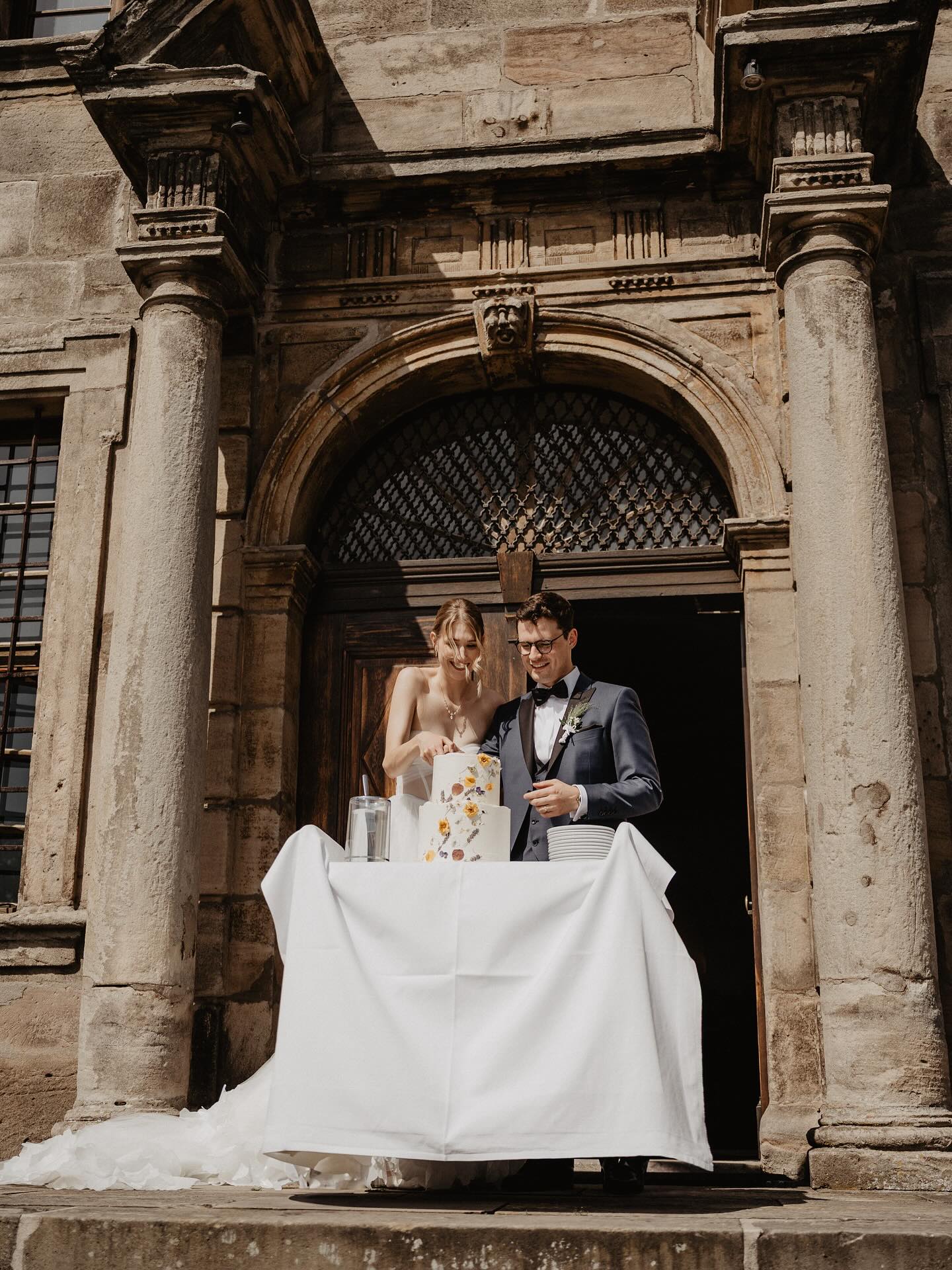 ANSCHNITT HOCHZEITSTORTE
Es gibt so viele tolle Möglichkeiten, wann ihr euere Torte an eueren großen Tag anschneidet und in Szene setzt.
Mich würde mal interessieren:
Wann habt ihr denn eueren Tortenanschnitt geplant? 💒🍰
@andreasbenkerphotography
@schlosshemhofen
@santiagos_kitchen
#heirateninfranken #weddingcake #pressedflowercake #konditorei #hochzeitstorte #patisserie #juliasitter_patisserie