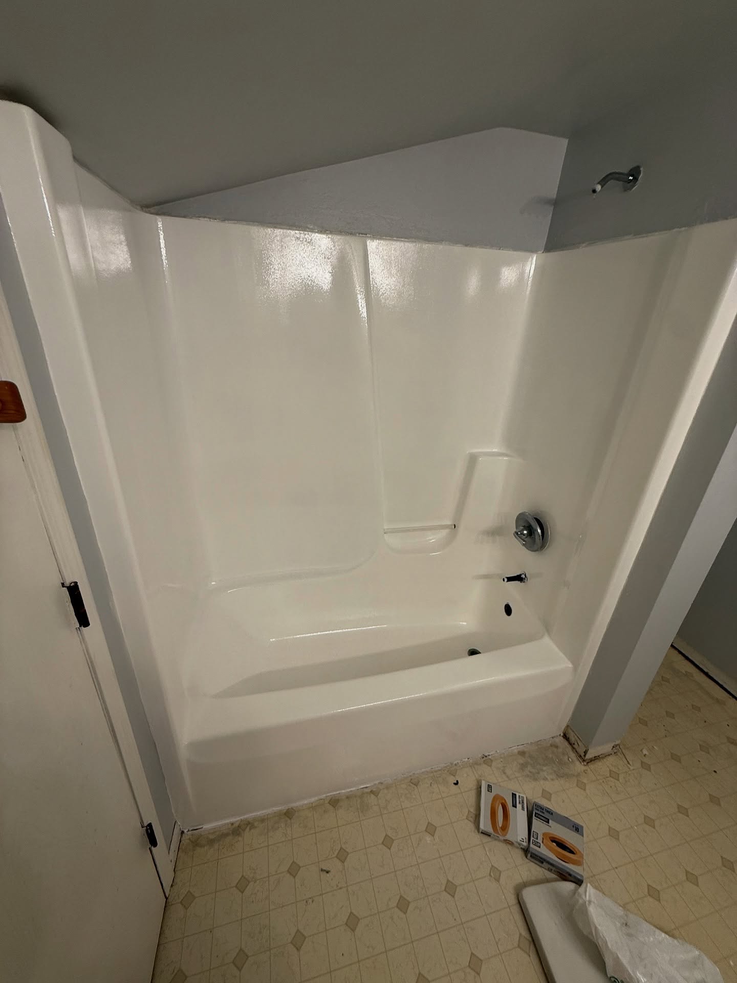 Two bathtub/showers refinished. Great way to upgrade and preserve your bathrooms when they start to yellow. Shoutout to Tanguy who tackled this and did a great job. #guardianpro #painting #valparaisoindiana #northwestindiana #indianarealtor