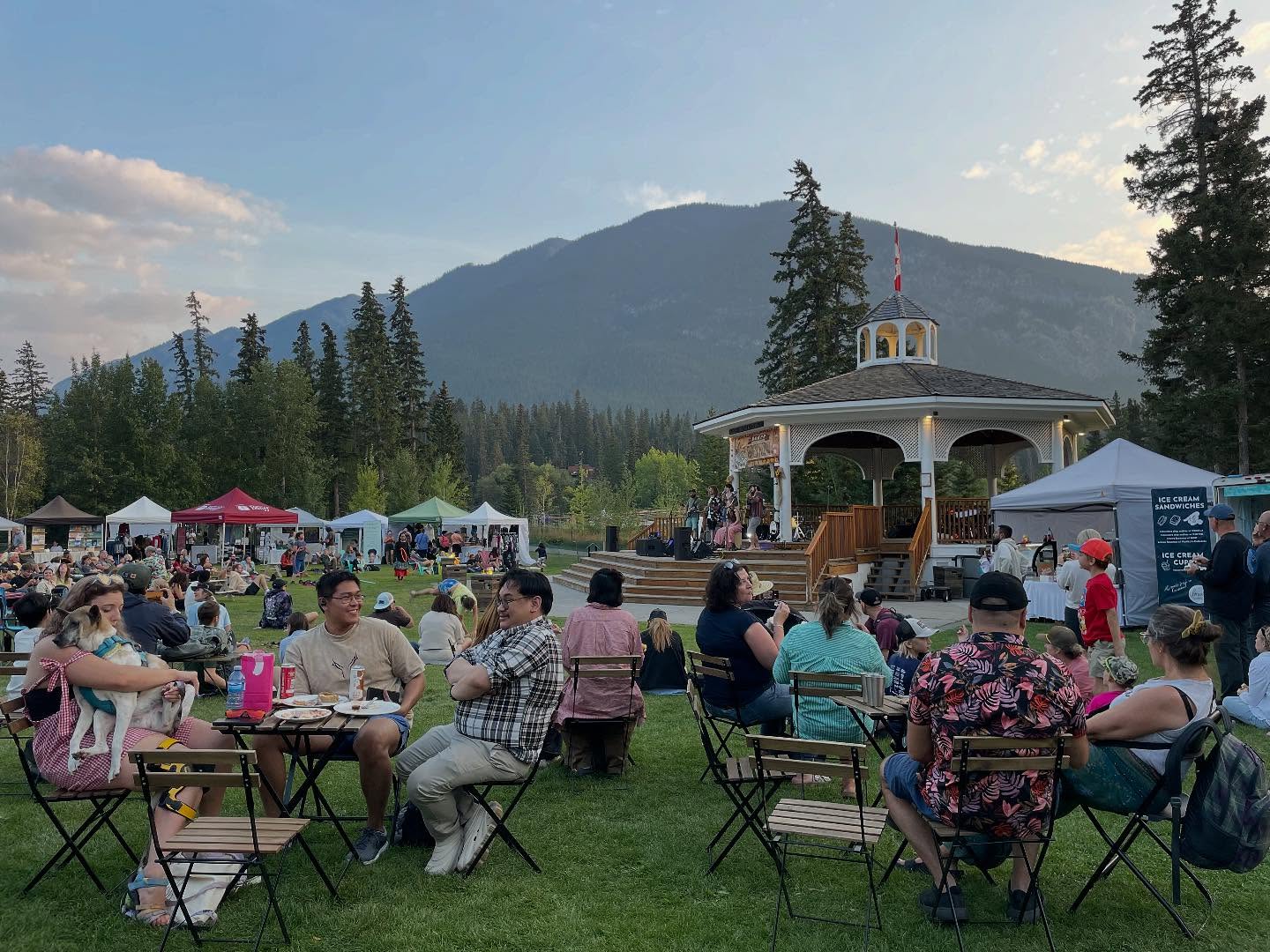 Have you been Harvest Festing? Still one more day to enjoy this good vibes local event!.
👉 Free Admission.
👉 Family friendly.
👉 Fabulous local bands.
👉 Fantastic marketplace.
👉 Beer Tent
.
.
.
#harvestfeatival #banfffarmersmarket #albertafarmersmarket #bowvalleylocals