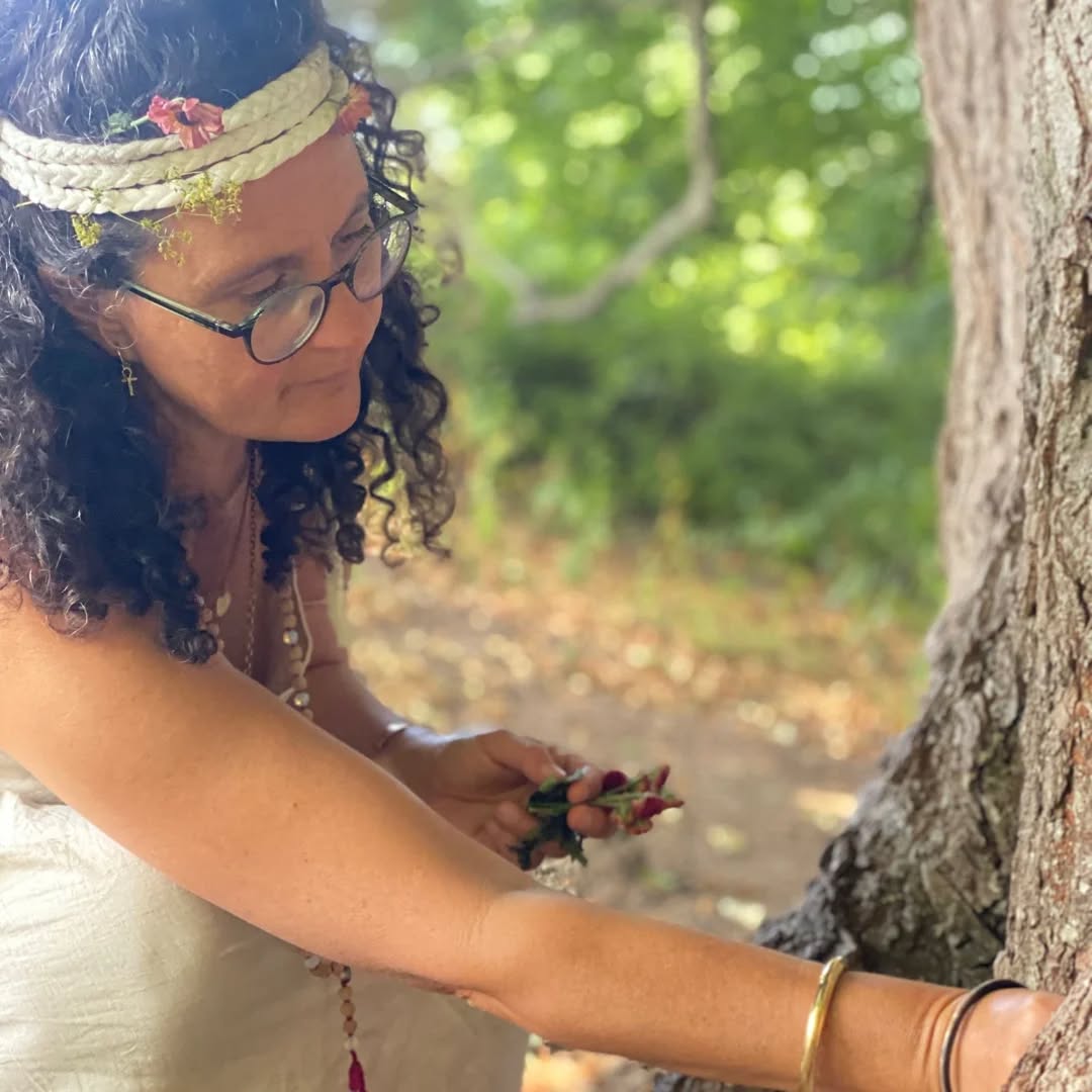 As we move through the days just past the full moon and begin our descent toward the autumn equinox, it is a time to harvest the connections and adventures of summer. One of my deepest adventures has been completing my training as a Sacred Oil Myrrhbearer Practitioner with @graceful_dawn_myrrhaphore
Our summer gathering in Glastonbury was a profoundly personal and transformative journey, one that words can only begin to capture. I am deeply grateful for my rose sisters, this sacred path of devotion, and the oils as beloved companions. Truly blessed.
#FullMoonMagic #AutumnEquinox #SacredOils #Myrrhbearer #SpiritualJourney #GlastonburyVibes #SoulSisters #DivineFeminine #SacredRituals #SummerReflections #GratitudePractice #SpiritualGrowth #RitualOil #BlessedJourney #MysticPath #SoulConnection