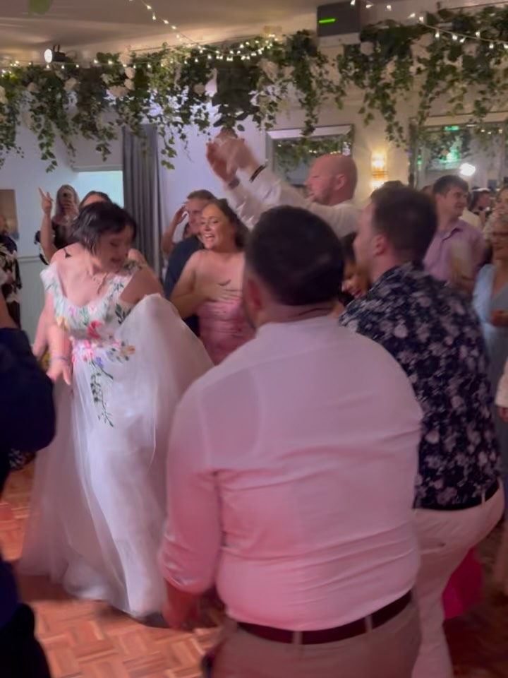 Makes my job that little bit easier when the Bride is the life of the party! So much fun out at @poetslane with @marriedbyabigail @encoreinframe @ari_relle #weddingdj #melbournedj #melbournewedding #thernbdj