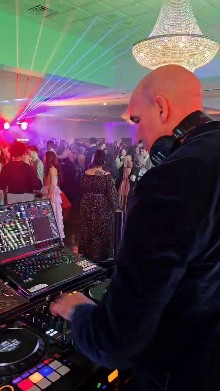 When the dance floor is 🔥🔥🔥