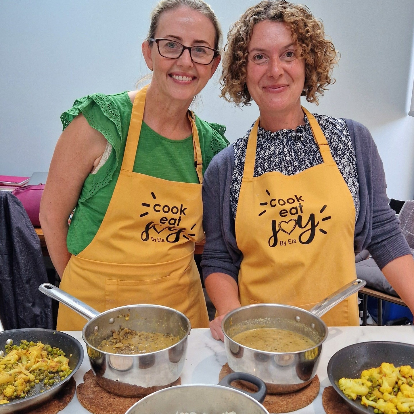 Cooking Up Some Spice Magic
I’m a huge fan of spices – not just for the flavour they bring, but also for their amazing health benefits. Research shows that as little as ½ to 1 teaspoon of spices a day, spread across meals, can help reduce inflammation. 🌿
So when I saw @deirdreegannutrition share about her Indian cookery course with @cook.eat.joy, I couldn’t resist giving it a try. Thanks to a lovely gift from my brother 🎁, I joined the class today with my friend (and fellow nutritionist!) Natalia.
Ela took us on a journey into the magic of Indian cuisine – from how to choose and combine spices, to clever hacks that make cooking easier 🍳. We left with bags full of delicious goodies 🛍️, which I can’t wait to enjoy for dinner tonight. 🍴😋
#CarolineFarrellNutrition #SpiceUpYourLife #IndianCooking