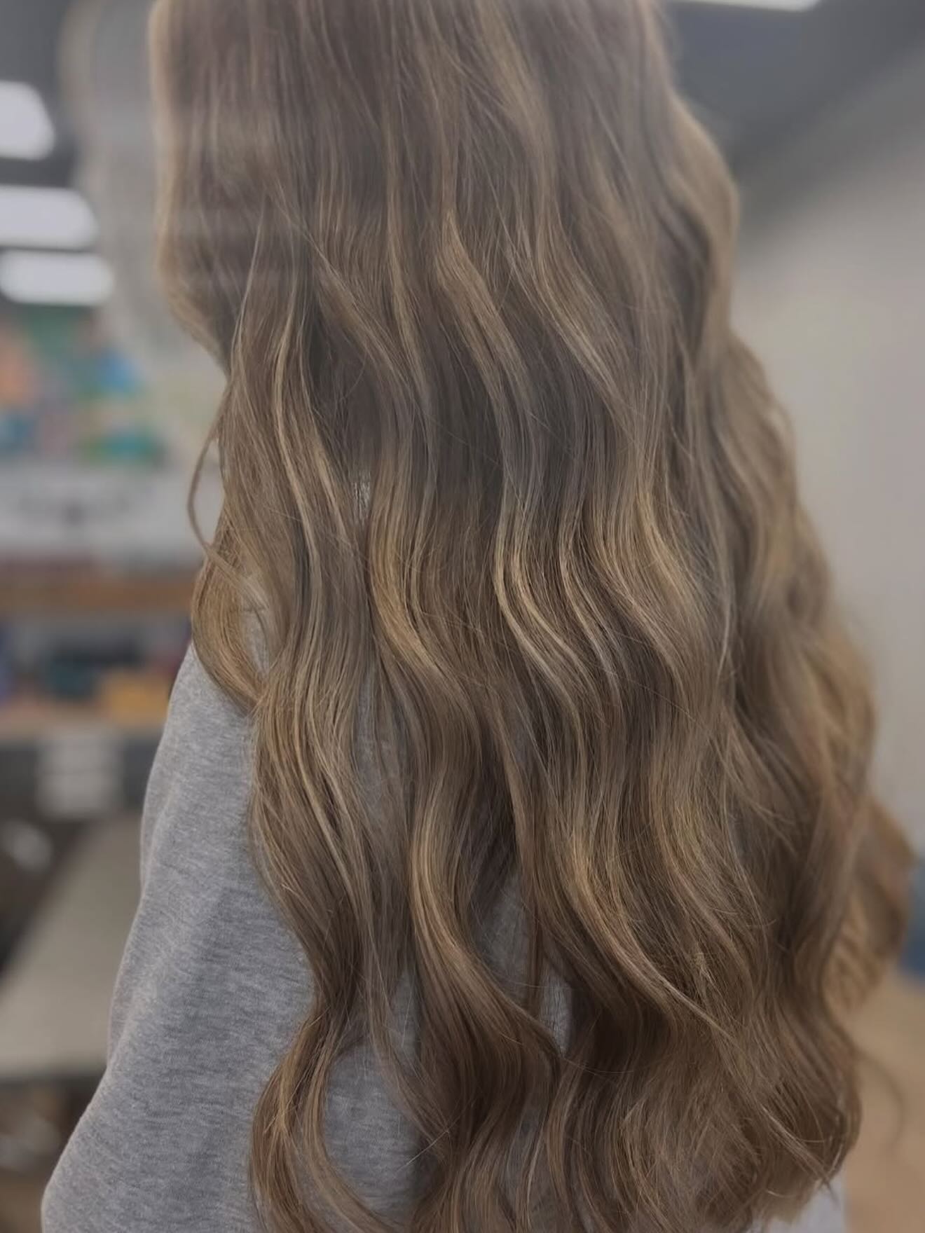 Brunette Glow 🌰✨
Soft + glossy brunette dimension that catches every light ✨
Emma creates effortless movement and shine with a color that’s as low-maintenance as it is stunning 🌿
📍 Everyday Magick Salon | Downtown Johnson City
📲 Book with Emma today + step into fall with fresh hair 🦋
#JohnsonCityHair #TriCitiesSalon #EverydayMagickSalon #JohnsonCityStylist #BrunetteBalayage #TriCitiesHair #HairTransformationJC #JohnsonCityBeauty #TriCitiesTN