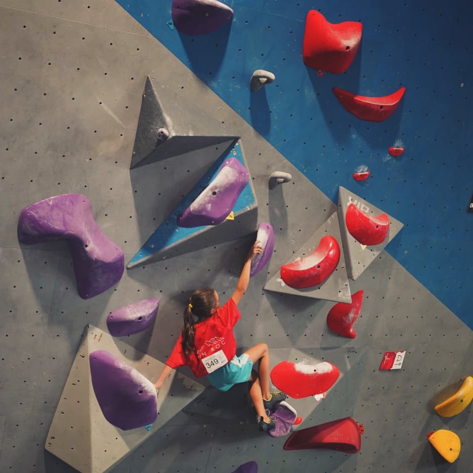 Salut les grimpeur(e)s,
La fête des associations approche à grand pas et pour cette rentrée 2025/2026, le club vous annonce d’ores et déjà une très bonne nouvelle :
le partenariat avec la salle de bloc de @lazipetteescalade est renouvelé pour cette saison 🔥
On vous attend nombreux aux inscriptions ✅
#climbing #bouldering #ain #roc