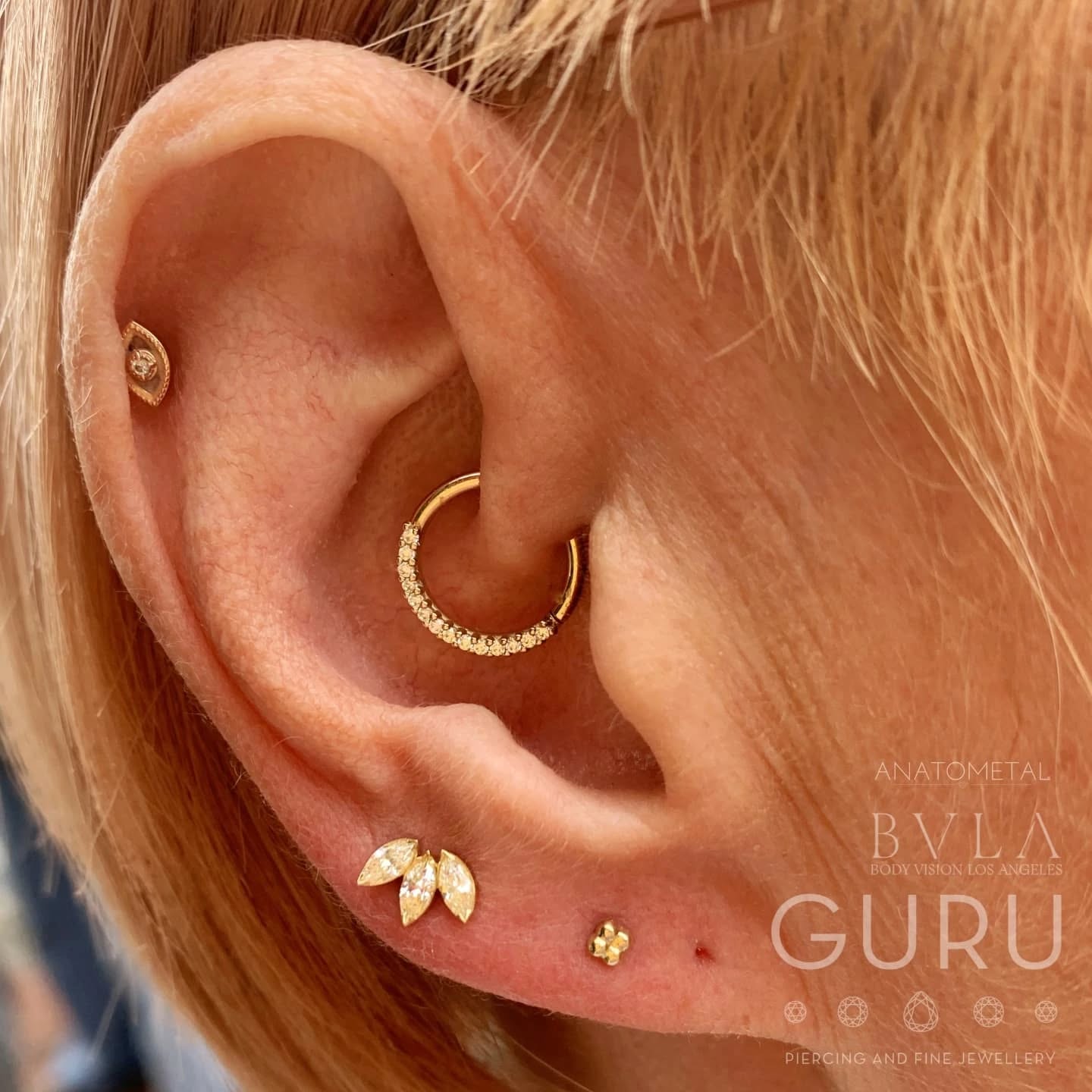 ✨ Fresh ear curation magic ✨ We added a brand new high lobe piercing with a solid 18kt yellow gold marquise fan set with sparkling white CZs. For extra shine, we upgraded the second lobe piercing with a chic 18kt yellow gold quad bead ✨ and finished the look with a stunning 14kt yellow gold and white cz Oaktier ring in the daith 💛. Swipe to see the whole look!
Golden details, timeless sparkle. ✨💎
Marquise fan and quad bead - @anatometal
Oaktier seamless ring - @bvla
We have availability for piercings this weekend! Get in contact with us to book a slot now! 📢
•
•
•
•
•
•
•
•
•
•
•
•
•
•
•
•
#ukapp #safepiercinguk #newpiercing #earpiercing #piercing #brighton #brightonpiercer #beautiful #piercingjewelry #earcuration #curatedear #highquality #shopsmall #shopindependent #northlaines
#smallbuissness #anatometal #anatometalinc #swarovski #solidgold #lobe #daith #14kt #bvlalove #18kt #yellowgold #instagood #brightonpiercing #ukappmember