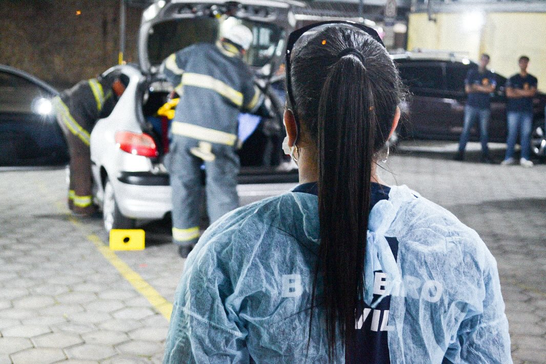 “Nós somos o que nos preparamos para ser.” 💪🏼
⠀
MATRÍCULAS ABERTAS: Curso de Formação de Bombeiro Profissional Civil. 👨🏾🚒👩🏼🚒
⠀
ÚLTIMAS turmas com valor PROMOCIONAL! Em 2026, teremos atualização dos nossos valores.
⠀
Períodos: Manhã (08:00 às 12:00) ou Noite (18:30 às 22:30).
Aulas: Segunda, Quarta e Sexta.
Carga Horária: 250 horas.
Duração: Média de 5 à 6 meses.
⠀
Essas fotos são registros da nossa aula de Remoção de Vítimas em Acidentes Veiculares, onde nossos alunos(as) passam por simulações e aprendem na prática as técnicas necessárias para o resgate de vítimas em situações de emergência. Um momento único para os nossos alunos(as), com muito aprendizado e adrenalina. 🔥
⠀
Venha sentir essa emoção e realizar esse sonho conosco!! 🤩
⠀
Estamos com as matrículas abertas para a nossa próxima turma, aguardando você para alcançar esse tão sonhado objetivo, juntos! 🤝🏻❤️
⠀
Entre em contato conosco para maiores informações, faça sua matrícula e garanta já a sua vaga!!
⠀
RECADO IMPORTANTE: Os procedimentos demonstrados são apenas simulações e todo erro apresentado será corrigido! Nossos alunos(as) estão no processo de aprendizado e a evolução será sempre constante. ⛑️
⠀
Para maiores informações:
📞 (12) 98136-0655 (WhatsApp)
📬 contato@guardioesdofogo.com.br
🏠 www.guardioesdofogo.com.br
📍Rua Sebastião Humel, 412 - Centro - São José dos Campos/SP
⠀
C.O.T.E - Guardiões do Fogo,
“Lutando pela sua vida e seu futuro.”
⠀
#bombeirocivil #cursos #treinamentos #resgate #profissão #valedoparaíba