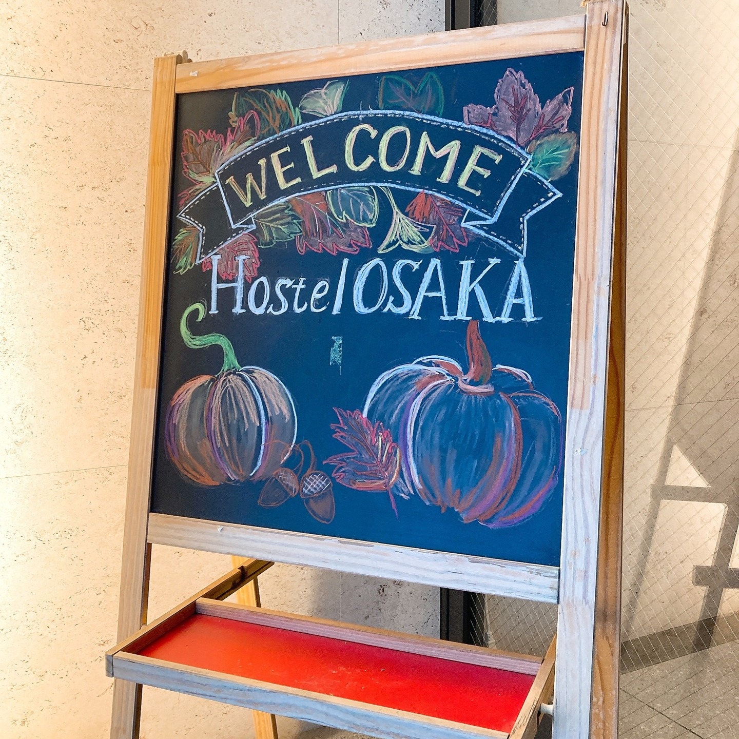 暑い日が続いていますが、もう9月🍂
暦の上では秋ですね🌰
ホステルの入口にも、ちょっとだけ秋らしさを取り入れてみました🎃
少しでも季節の雰囲気を楽しんでもらえたら何よりです✨
まだまだ暑さが残る時期なので、水分補給を忘れずに⛲
秋の旅も、当ホステルでほっと一息ついてもらえたらうれしいです😊
It's still hot, but it's already September! 🍂
It's fall according to the calendar! 🌰
We've incorporated a touch of autumn into the hostel entrance! 🎃
We hope you enjoy even a little of the seasonal atmosphere! ✨
It's still hot, so don't forget to stay hydrated! ⛲
We hope you'll find a relaxing break at our hostel during your autumn trip! 😊
#秋 #かぼちゃ #ウェルカムボード #民泊 #ホステル #ホステル暮らし #hostel #hostellife #travel #travelawesome #トラベル #大阪旅行 #japan #osaka #오사카온천 #osakajapan #大阪観光 #日本 #온천여행 #トラベルスタイル #トラベルグラマー #バックパッカー #backpacking #ınstatravel #explorepage #explore #ınstagood #amazing #南森町 #梅田