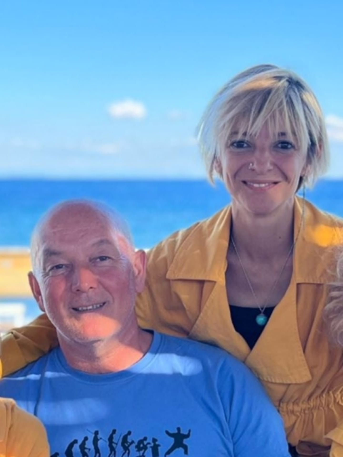 Bugün sabah uyandığımda, tüm bedenim anten olmuş, bir sıkıntı hissettim. Kendimi dışarı attım. Yürüyüş, ışık iyi gelir dedim. Telefonu da evde bıraktım. Ancak kaçış yok olandan. Şimal kızım duymakta kaçındığım haberi verdi. Benim pırlanta arkadaşım, öğrencim Bahar Nihal Ersözlü'yü sabaha karşı kaybetmişiz. Bu genç ve iyi insanların ölümü hep sordurur bana; "Neden kötü olmak için bu kadar çaba gösteriyor bazıları? Bir mucizenin içinde, yaşam denen mucize süreç neden israf edilir?" diye.
Tüm sevdiklerinin, başta sevgili eşi, yaşam yoldaşı Şafak Ersözlü ve oğulları Coşa'nın Bahar'ın sevgisi ile yaşam enerjisini, sevincini üretebilmelerini, acılarını sağaltabilmelerini diliyorum. Tai Chi camiamızın da başı sağolsun.
Cenazesi 10 Eylül 2025, Urla İskele Yahşi Bey Camii, öğle namazı ardından Kuşcular mezarlığına defnedilecektir.
#baharnihalersözlü