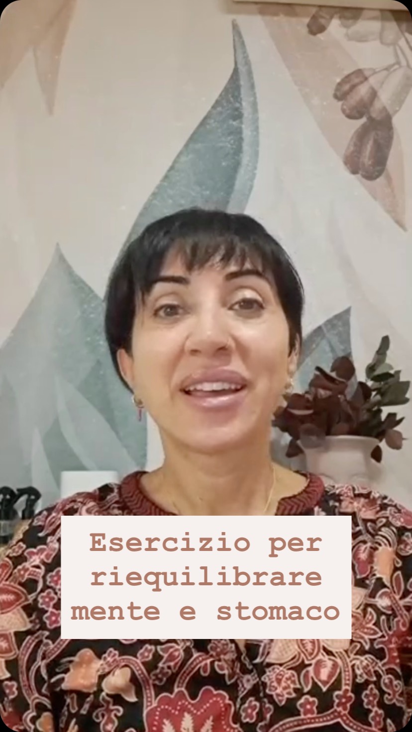 Il nostro stomaco non digerisce solo il cibo… ma anche emozioni, pensieri e tensioni.
Spesso non ci accorgiamo di quanto il nostro corpo parli di noi.
Prendersi cura di se stessi significa imparare a dialogare con il corpo, scoprendo come ogni sensazione possa diventare un invito a conoscerti meglio.🌿
🔎Questo semplice esercizio ti aiuta a riconoscere il legame tra mente e stomaco, trasformando il malessere in ascolto e consapevolezza.
Prenditi un momento per provarlo, anche più volte durante il giorno, e facci sapere nei commenti le sensazioni che hai provato.🧘🧘♀️
#benessereesalute #corpoemente #equilibriointeriore #consapevolezza