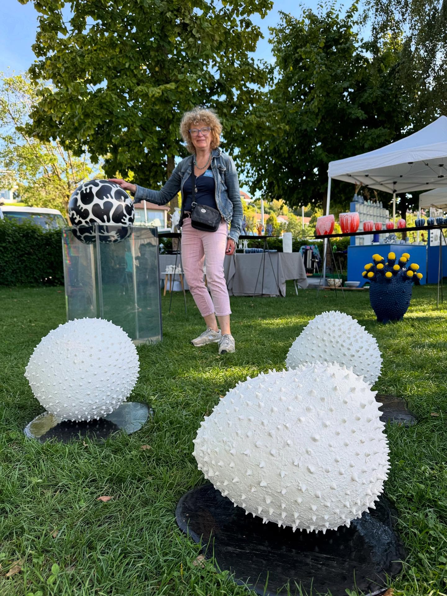 Souvenir d’un autre week-end de marché au @keramikpanorama, beaucoup de monde, Superbe visibilité pour montrer mes sculptures en céramique réalisées à Genève pour les expositions proposées par @art.asdg C’est toujours un défi à relever de réaliser des grandes œuvres pour des expositions en extérieur.
Je me prépare pour la prochaine exposition.
