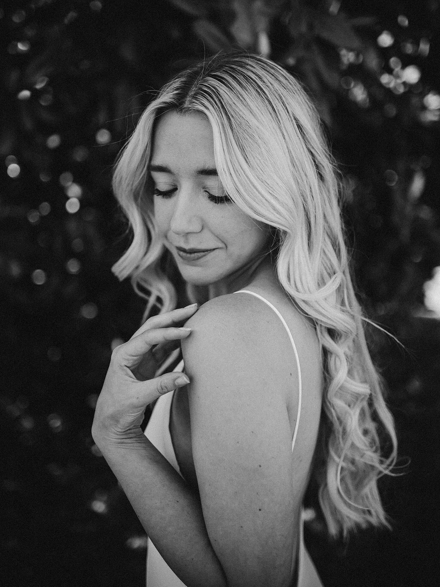 Brides & magnolias—such a perfect pair.✨ Especially when they grow up together! This tree grew outside of A’s childhood home and made for the perfect background for her bridal portraits.
Part 1: Up close
.
.
.
#gracefulbrides #bridesofinstagram #bridalportraits #lookslikefilm #weddingvibes❤️ #romanticvibes #dreamwedding