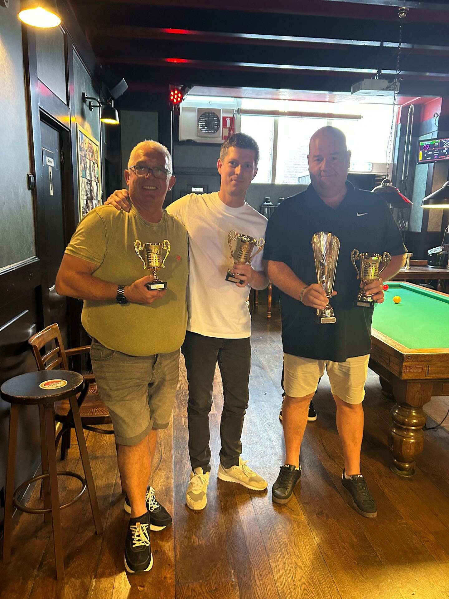 EN DE WINNAARS ZIJN…..
Afgelopen zondag waren de finales van de open kampioenschappen voor het biljarten. Alle partijen waren zeer spannend, maar Dennis was onze terecht winnaar!
Het complete podium:
🥇Dennis van der Spek
🥈Eduard Kolfschoten
🥉Erik van der Poel
Gefeliciteerd heren!🎉
Deze week zijn alle competities weer begonnen. Inmiddels telt onze vereniging een mooi aantal van 50 spelende leden!
#cafedeplaats #gezelligheid #biljart