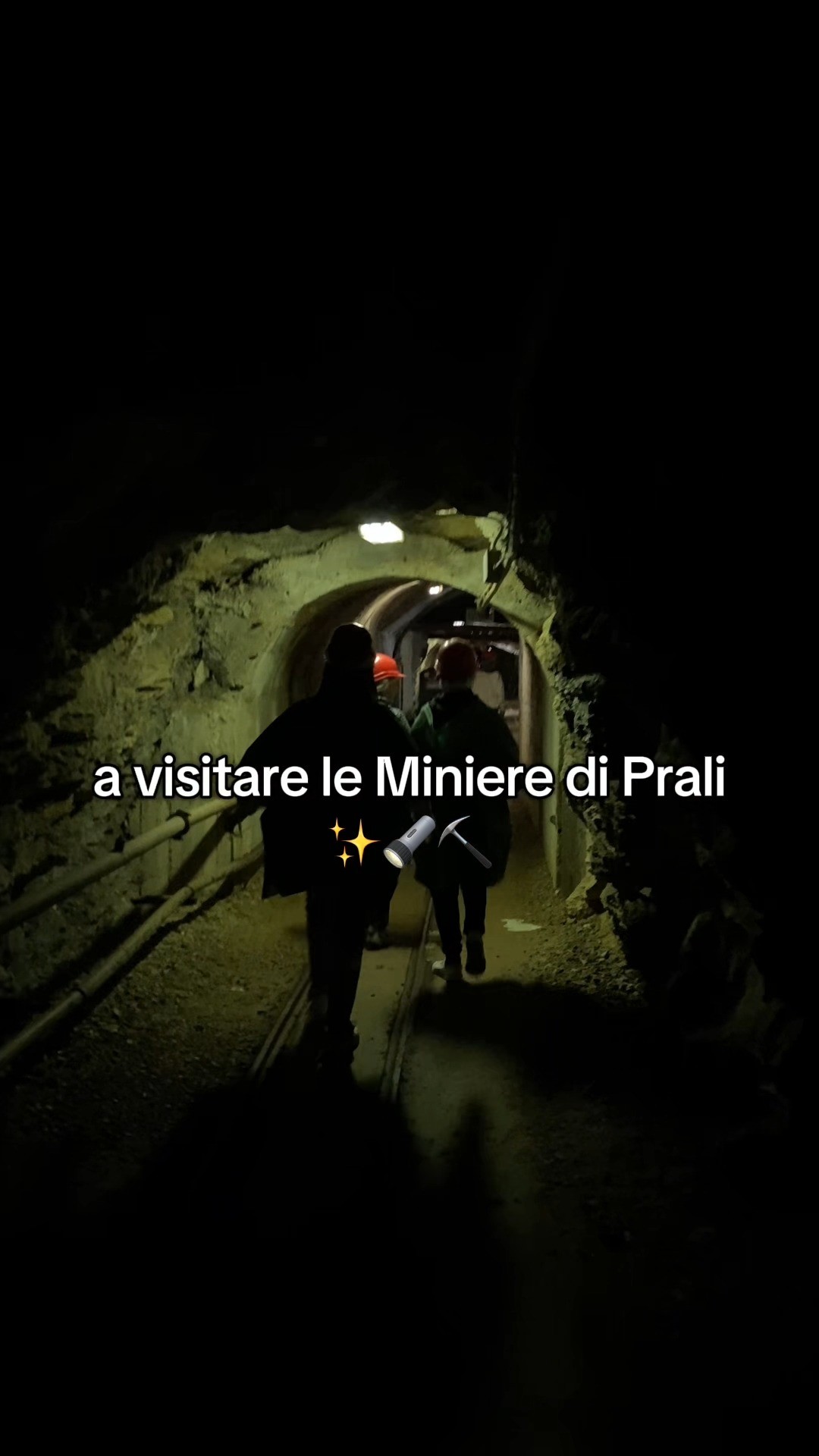 🔦⛏ Per concludere le attività estive, insieme alle ragazze e ai ragazzi del doposcuola di @cascinaroccafranca , abbiamo visitato le Miniere di Prali!
È stata una vera e propria avventura che ci ha permesso di conoscere da vicino oltre 100 anni di storia di questo territorio.
✨ Ci rivediamo presto in Cascina per passare insieme un nuovo anno!
L’iniziativa fa parte del progetto GenerAzioni capofilato da @ortika.odv, con partner MAÌS e cofinanziato dalla @regionepiemonte.official.
@ecomuseominiere
#torino #regionepiemonte #minierediprali #ecomuseominiere #scopriminiera #scoprialpi