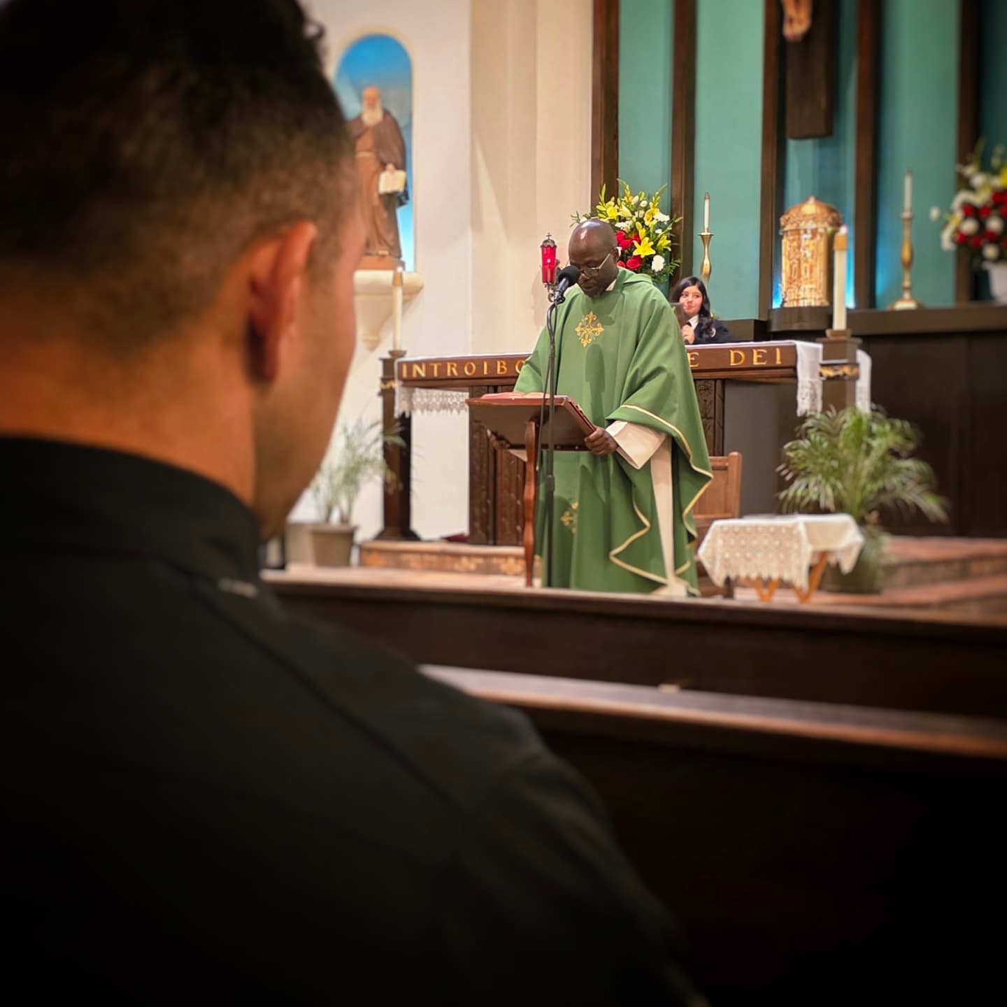Our CSP team joined officers from South Bureau to attend beautiful Blue Masses at St. Raphael and St. Lawrence Brindisi Catholic Schools.
Events such as these give students the opportunity to share a special part of their day with local officers in a familiar and comfortable setting.
Officers who attend these services speak highly of the chance to experience the warmth and positivity of community support.
Deputy Chief Ruby Flores's day was made when she got to meet two little Rubys who were very excited to share her name!
A huge thank you goes out to Fr. Stan Bosch @straphaella and Fr. Robert Sewe & Mr. Lynch @st._lawrence_brindisi_watts