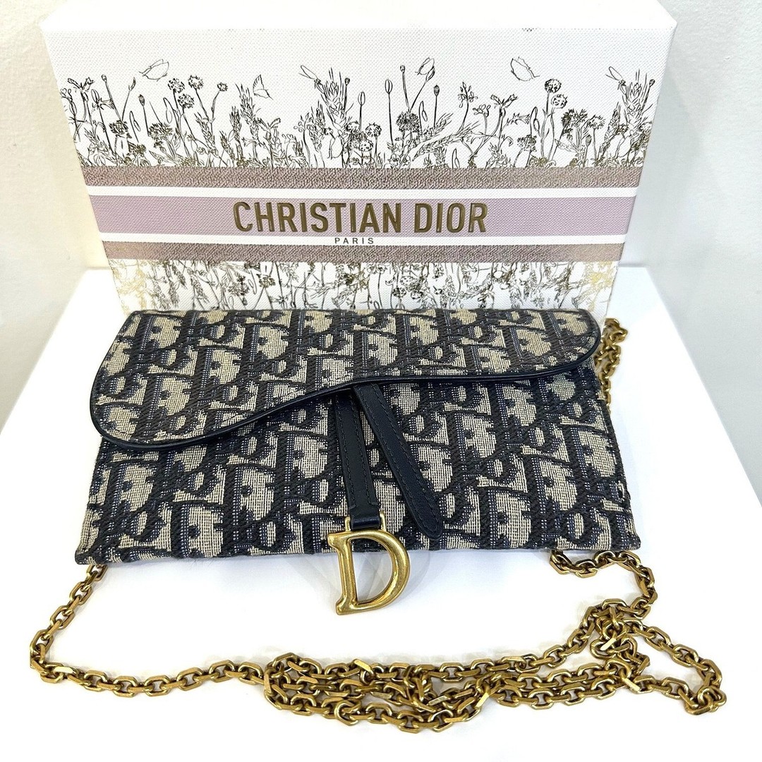 Only $1274. A Dior Oblique Jacquard Saddle Small Pouch in stunning blue, featuring elegant gold hardware & a chic snap closure. Perfect for any occasion! ๐โจ #DiorStyle #LuxuryFashion #ChicBag #BlueVibes
https://ebay.us/m/VClo59