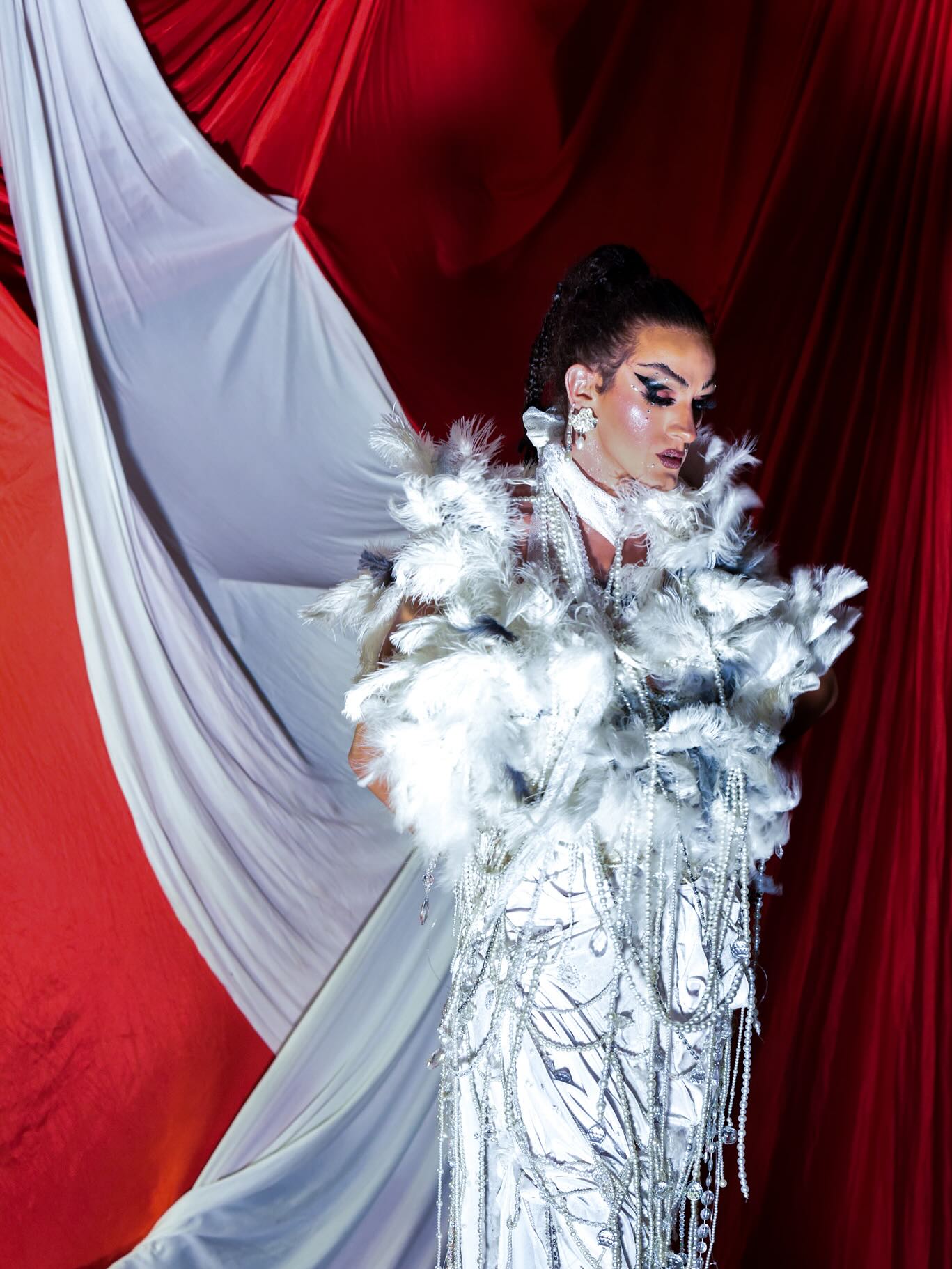 And we’re back at it !
Set design, dress, makeup, hair and photography done my yours truly