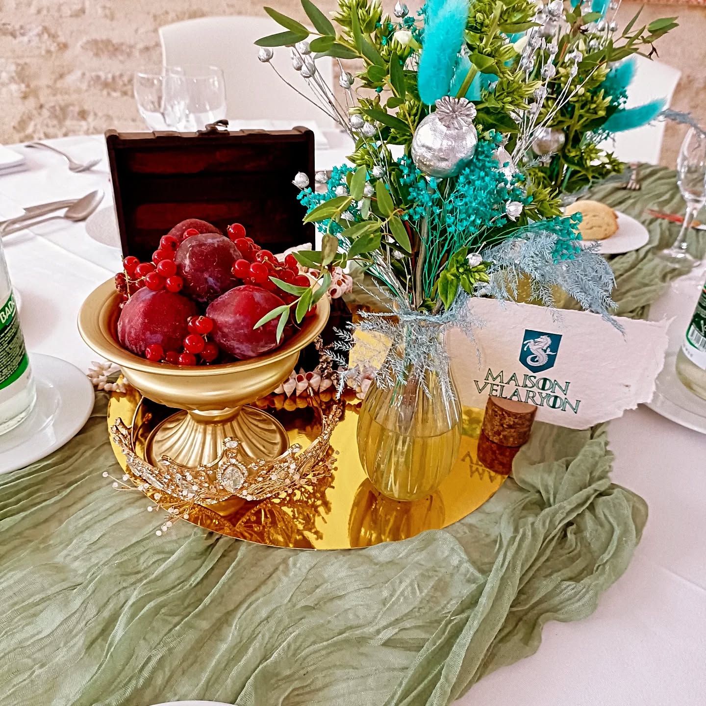 Mariage Game of Thrones au château de Périgny ⚔️! Un énorme kiff pour les Mariés dont tous les invités ont joué le jeu et un énorme plaisir pour moi, en tant que fan, de décorer leur mariage ❤️.
Magnifiques compositions florales par @latelierdecamille.fleurs
#gameofthones #got #weddingdesigner #wedding #mariage #mariagegameofthrones #thelittlefactory86 #mariagedecoration #mariageinspiration