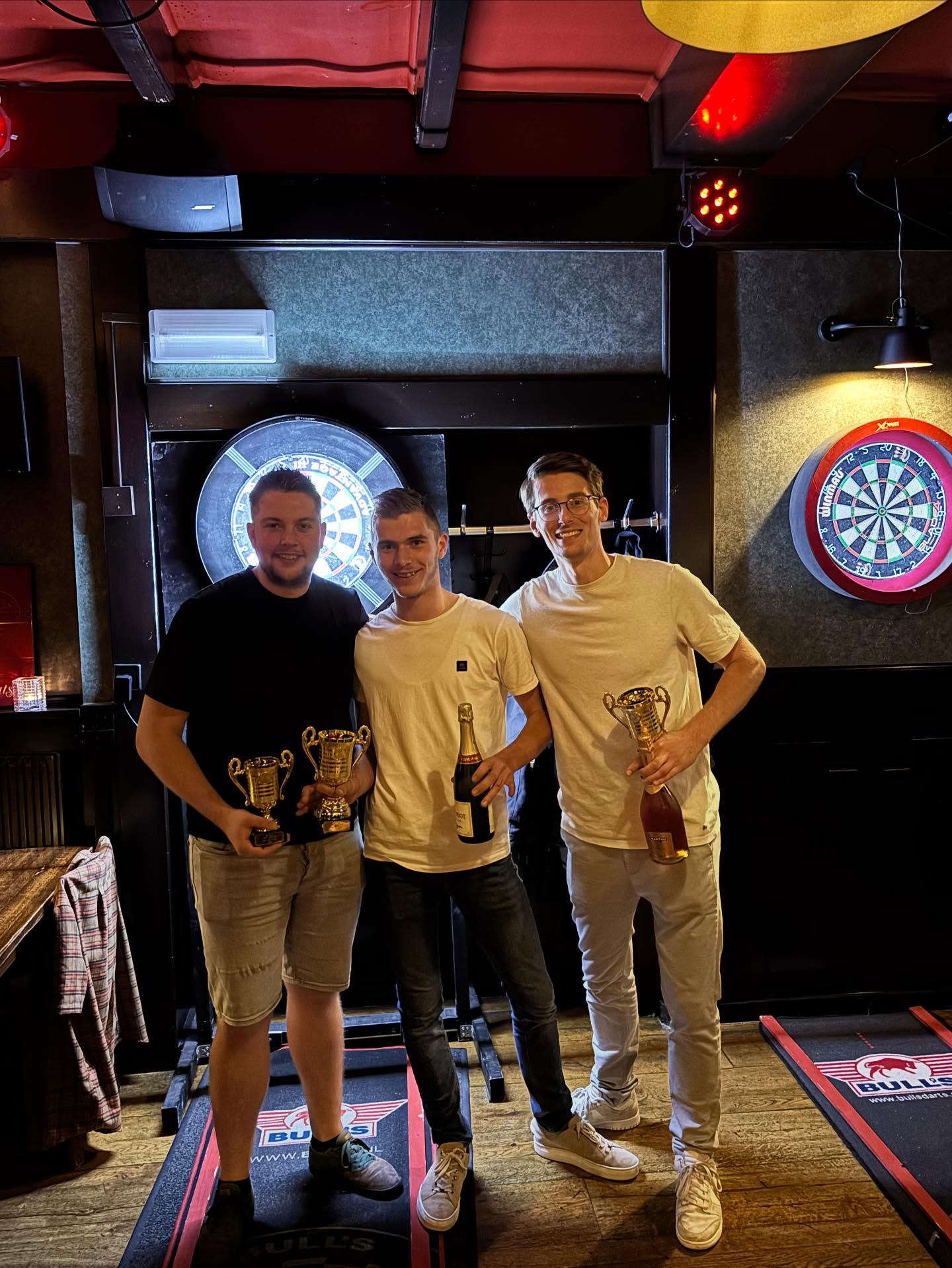 EN DE WINNAARS ZIJN…..
De afgelopen maanden is er gestreden om de eerste plaats van het zomertoernooi darts!
Met woensdagavond de finales.
Vanaf de achtste finales waren het stuk voor stuk mooie partijen. Maar In de finale was Mattheo in bloedvorm! Gefeliciteerd heren🎉
🥇Mattheo de Jong
🥈Kevin Overbeek
🥉Tijn Vermeer
#cafedeplaats #darts #gezelligheid
