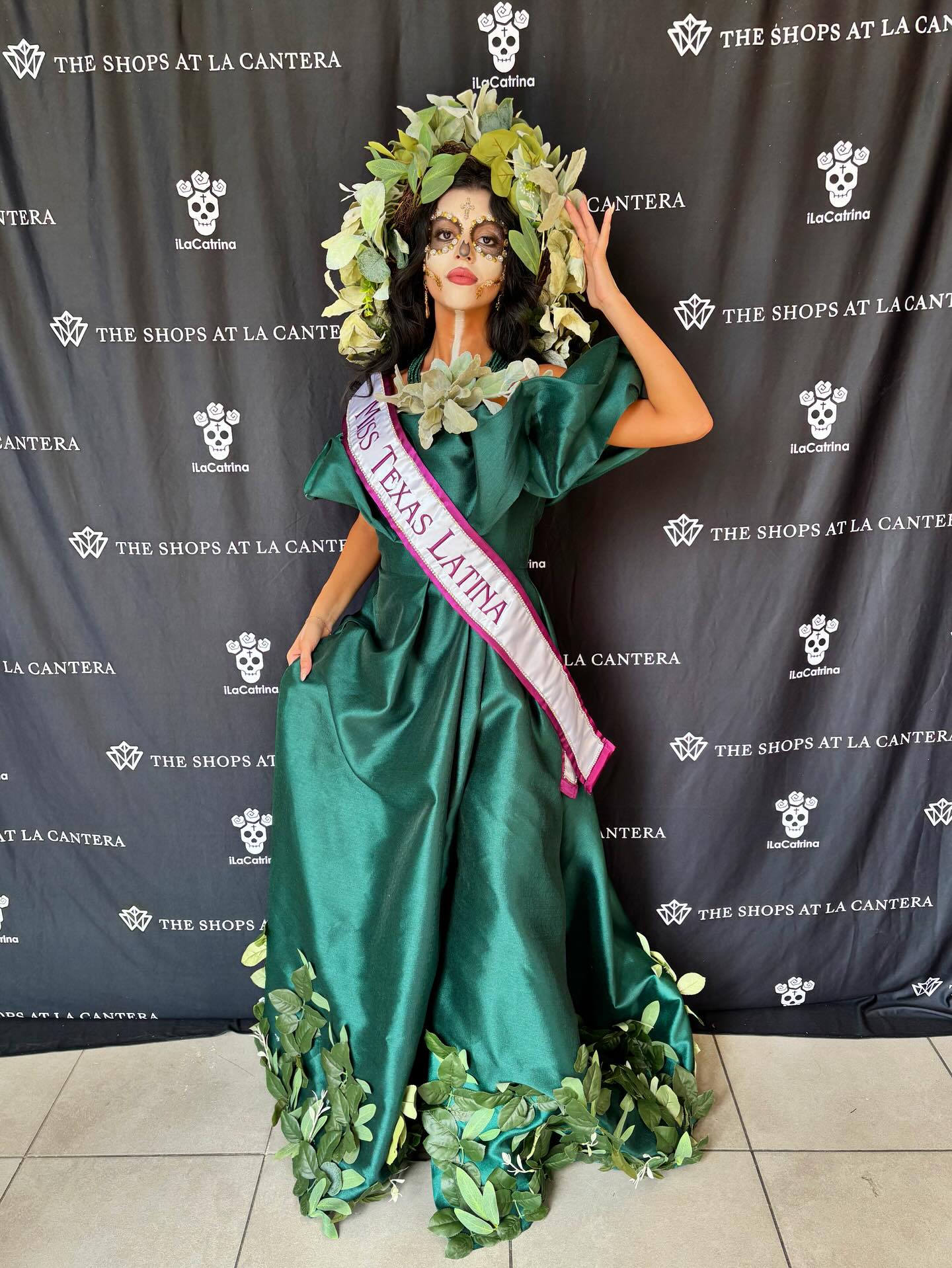 Behind the Scenes modeling for @ilacatrina as the green in the Mexico flag 🇲🇽⭐️✨👸🏻
ILaCatrina will be unveiling “ Catrina Cantera” and Catrinas “ de la Herencia” tomorrow at @theshopsatlacantera in celebration of their 20th anniversary and the Hispanic Heritage Month. I’m so honored to be apart of this beautiful movement and representation of Mexican heritage for such a special occasion. Don’t miss this stunning display of culture and celebration tomorrow in Center Court at La Cantera from 2-4pm. ❤️
@misstxlatina @roadtomisstxlatina @nayydayanara #latina #mexican #model #latinopride #lacantera #satx #texas #firstgen
