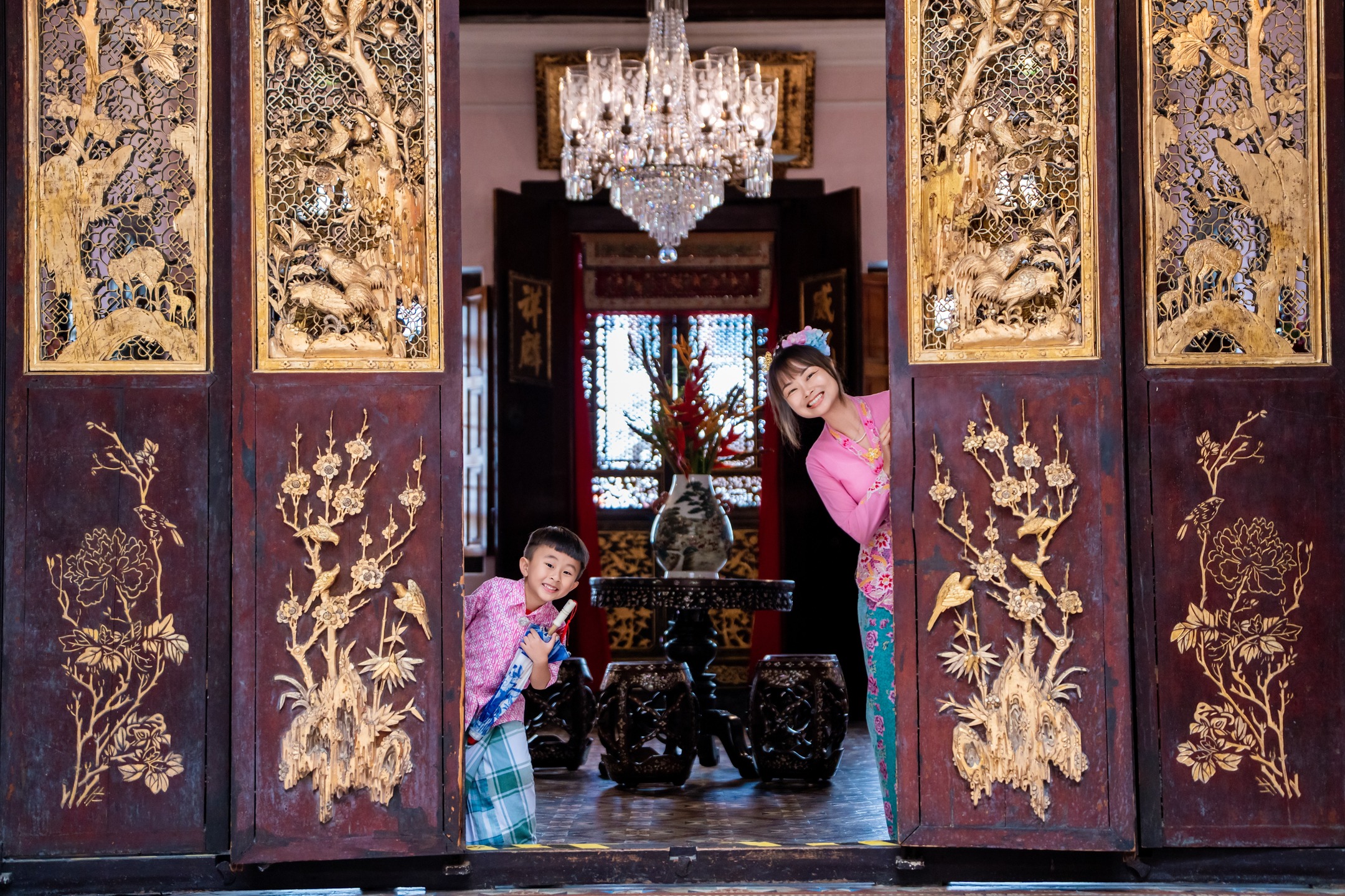 Went to Penang in a rainy weather and passed by the Penang Peranakan Mansions - full of nostalgic vibes, great for indoor shoot.
Found a cute set of Nyona/Baba costume for Lili & Seth from @nyonyapalazzo , and it was showtime!
Overall, it is a good place to go if you are prepared to spend time for a indoor shoot when you are in Penang (they have makeup artist & professional inhouse photographers too!)