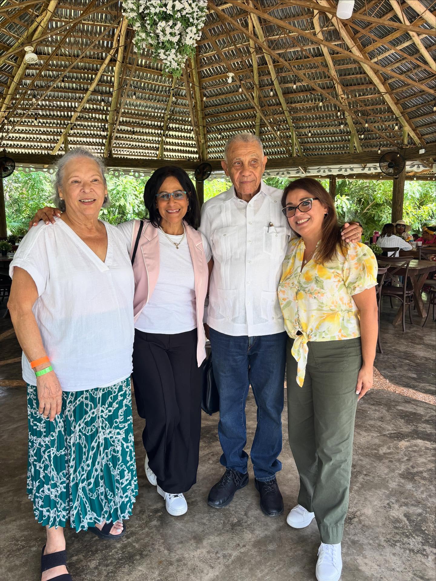 Hoy me siento bendecida de compartir con el pastor Ezequiel Molina, agradecida por lo que Dios está haciendo en medio nuestro. 💜🙌”