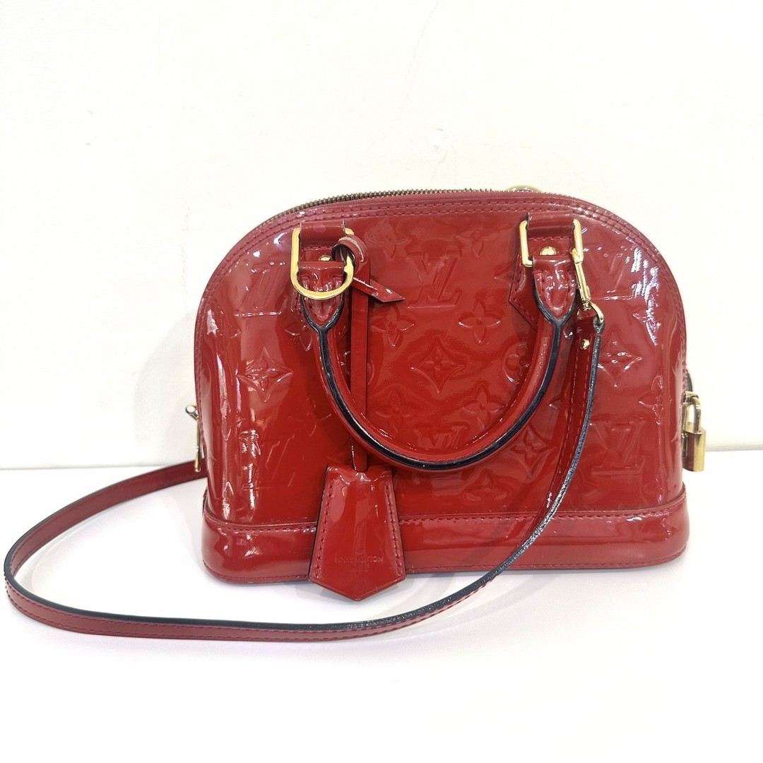 Only $699. A Louis Vuitton Monogram Vernis Alma BB in vibrant red! Featuring gold-plated hardware and a chic semi-circle shape, itโs the perfect blend of elegance and style. #LouisVuitton #LuxuryBag #RedVernis #FashionIcon โค๏ธโจ #PatentLeather #LouisVuittonAlma #DoubleHandles #
https://ebay.us/m/ZC7RG2