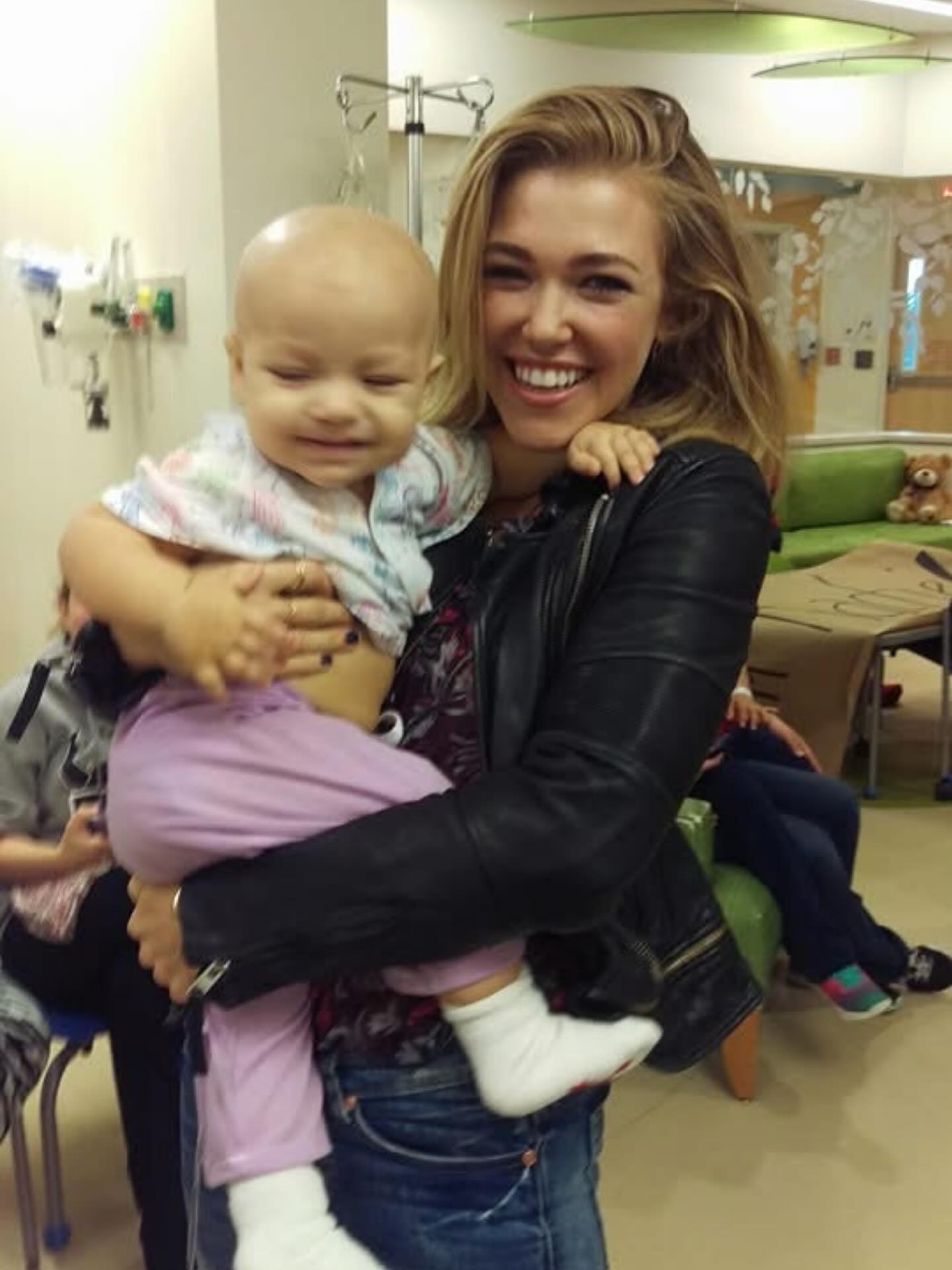 @rachelplatten recently announced that she will be releasing a new album on what would have been Roselynn’s 11th birthday!! It will include new versions of Fight Song and other songs that make us instantly think of our sweet girl. Here’s a picture of wiggle worm Roselynn in Rachel Platten’s arms when they met at Riley’s Children’s Hospital 💛