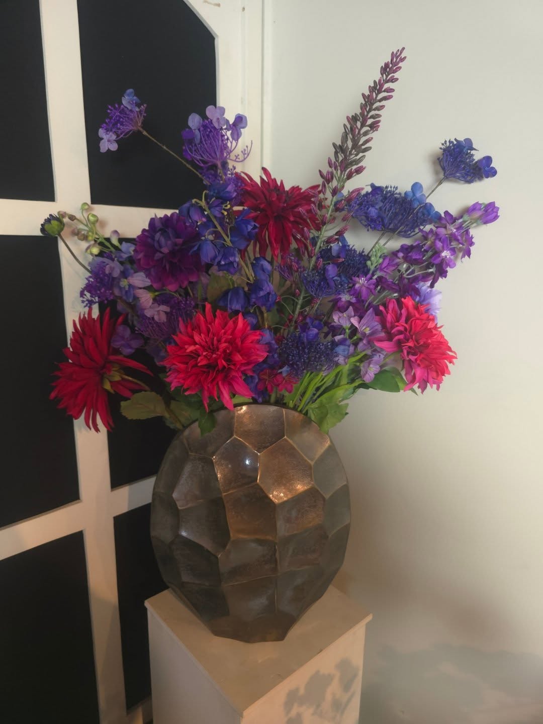 ✨ Donkerroze dromen en paarse pracht ✨
Zijden bloemen die nooit verwelken 🌸💜
#FloralVibes #LuxuryDetails #homestylinginspo