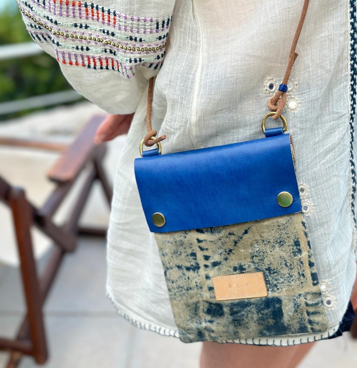 This is one of the bags you can make in our bag making workshop in collaboration with @wax_atelier
Using naturally dyed wax cloth and vegetable tanned leather.
The perfect sized pouch for travel, I took my kindle, keys and fan with me to the beach for the hot Greek sun. 🌞
We will be launching dates for more workshops soon, keep an eye on the website and here to be the first to sign up.
#bagmakingworkshop #artisancraft #londonartisans #londoncraft