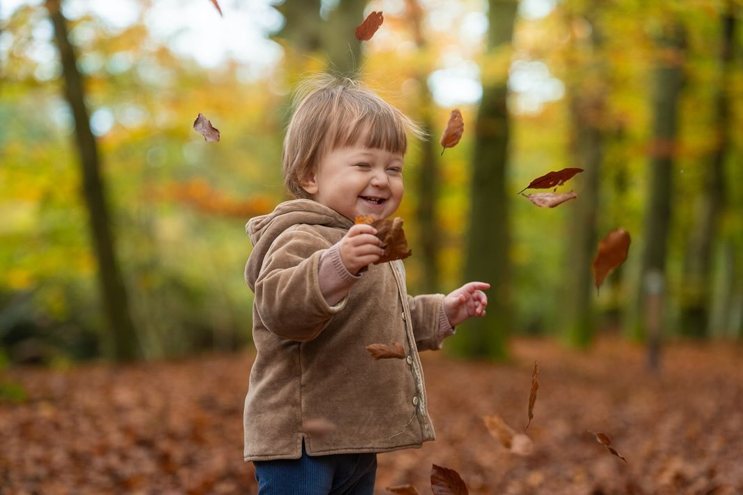 My favourite season starts! Autumn 🍂 be on time to book a photoshoot in beautiful autumn colours 😍
Since I was very young I used to love September for the school start🫣not that I really liked school but I loved and still love this feeling of a new start. This time when the mornings are still cold and fresh and days are warm and sunny.
I always found autumn and especially September to be the most poetic month. Somehow it called me always to write, to romanticise, to dream, to long. This feeling of longing for love, life, feelings, new depths.
Anyways :) book a photoshoot! Wake up and feel. It’s September 💁🏼♀️
📸 pictures of me and Gaia from last year shot by @albertdrosphotography 🧡
#autumnvibes🍁 #kidsphotoshoot #portrait #happyfaces #smile