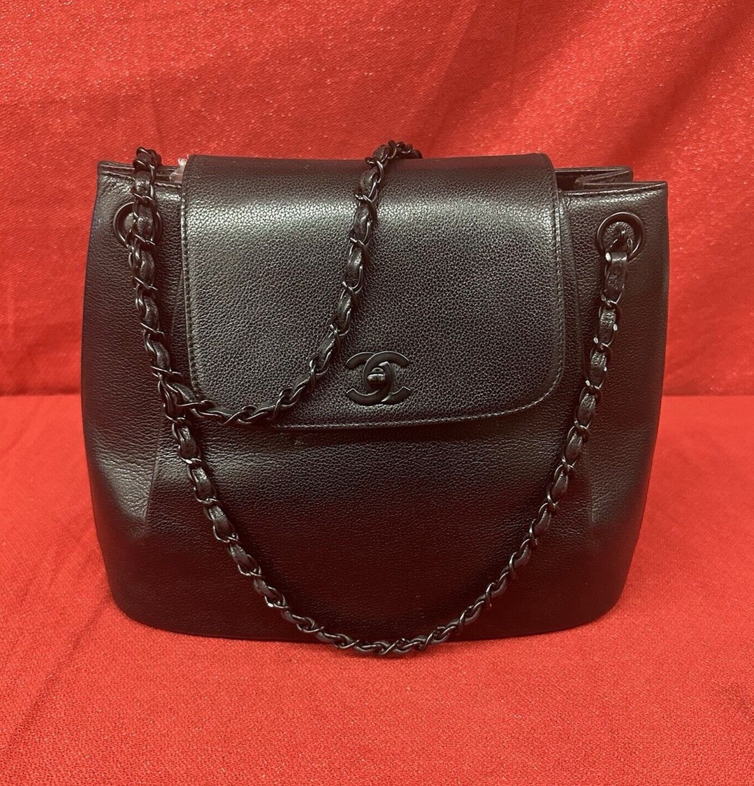 Only $2699. A Vintage Chanel Black Caviar Single Flap bag from 1998. Features a sleek turn-lock, double handles, and exquisite calf leather. Perfect for casual or business looks! ๐คโจ #Chanel #VintageStyle #LuxuryBag #FashionFind #huntington_superpawn
https://ebay.us/m/dPNtII