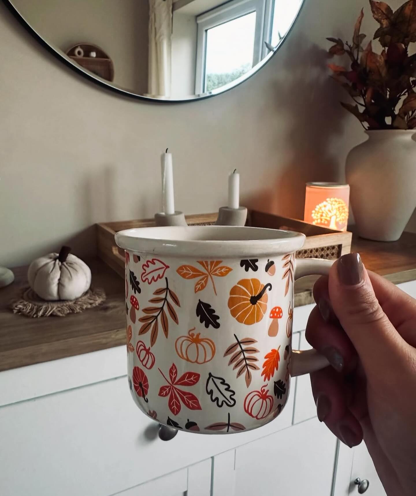Autumn leaves and pumpkins please.. 🍁🍂 This gorgeous ceramic autumn mug is perfect for a cuppa tea or hot chocolate on these rainy evenings.. ☕️🤍 P.s this picture is actually from last autumn but I am feeling the urge to start decorating for autumn 🤭
