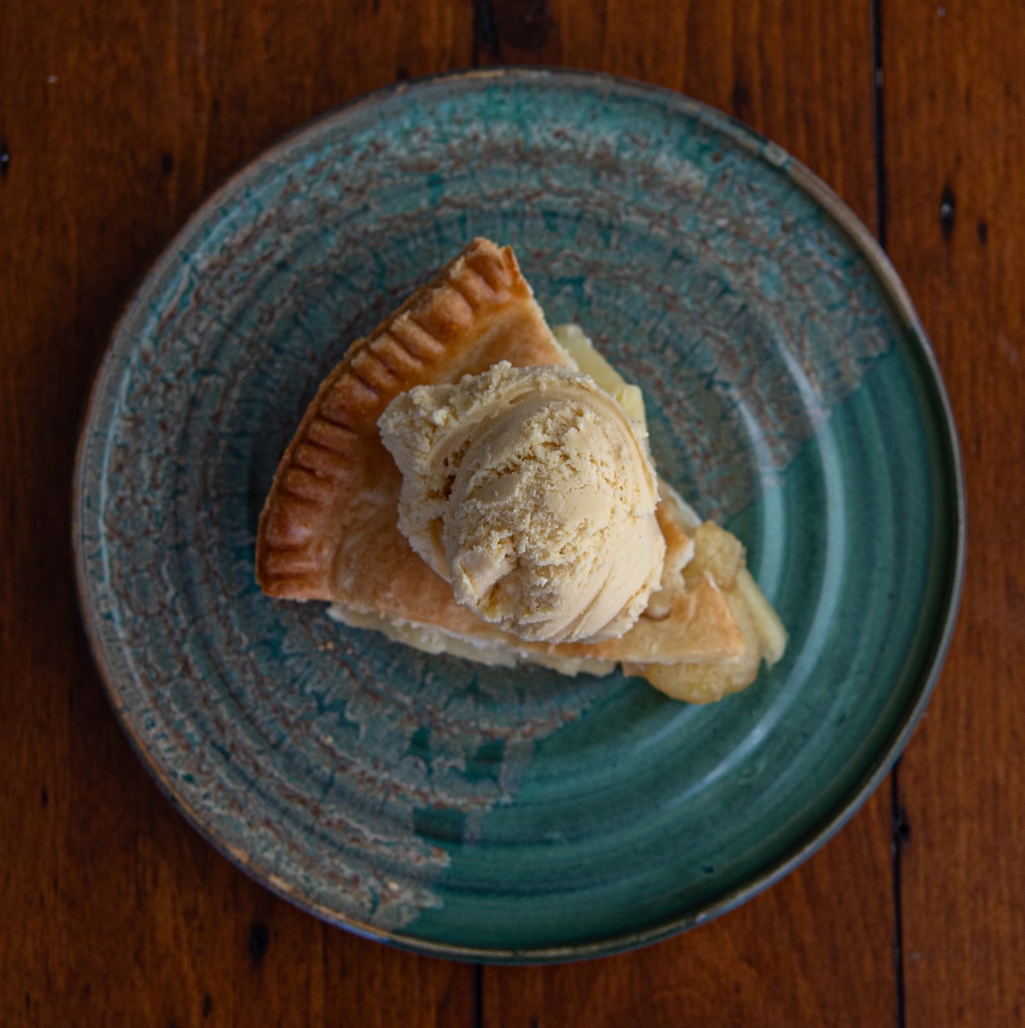 This month’s perfect match: warm apple pie topped with our Salted Caramel frozen custard 🥧 🍎 A sweet & salty duo that feels like fall in every bite. #artisnalfood #ptbo #ptboeats #peterborough #frozencustard #autumn