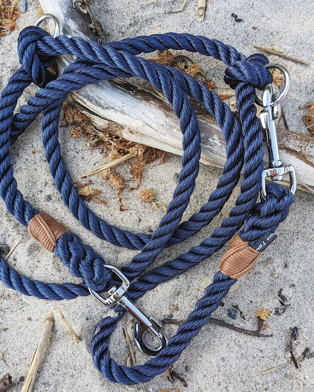 𝗦𝗮𝗳𝗲𝘁𝘆 𝗳𝗶𝗿𝘀𝘁 – 𝗦𝗶𝗰𝗵𝗲𝗿𝗵𝗲𝗶𝘁 𝘇𝘂𝗲𝗿𝘀𝘁 🔒️
Wir legen besonderen Wert auf die Sicherheit unserer Hundeleinen!
Unser Tau und die Fertigungstechnik garantieren eine enorm hohe Bruchlast – da ist der Karabiner also oft das schwächste Bauteil.
Deshalb verwenden wir bei unseren starken Leinen aus 12 mm Tau stets extragroße, hochbelastbare Karabiner. Damit ihr eurer Leine wirklich vertrauen könnt.
📷️ Hier das Modell OTTENSEN in der beliebten 2m langen und zweifach verstellbaren Version.
#sicherheitgehtvor #hundeleine #starkehunde #hundesicherheit #ostseehund #nordseehund #strandhund #spleissen #handmadeinhamburg #handmadefordogs #tauleine #segeltauleine #tauliebe #tauleinedesign #tauleinenmanufaktur #allesaustau