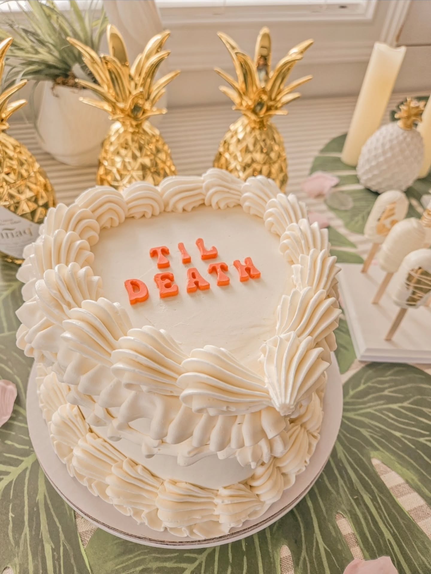 🐚EMERGENCY BEACH WEDDING🐚
This beautiful bride called needing a last minute wedding order. Unfortunately, their original baker no call no showed and her vendors sent her my way!
Thank the Lord I was able to put together this spread ✨️
Raspberry Champagne cake and cakecicles to match 🤍
Bigredbakes.com/weddings