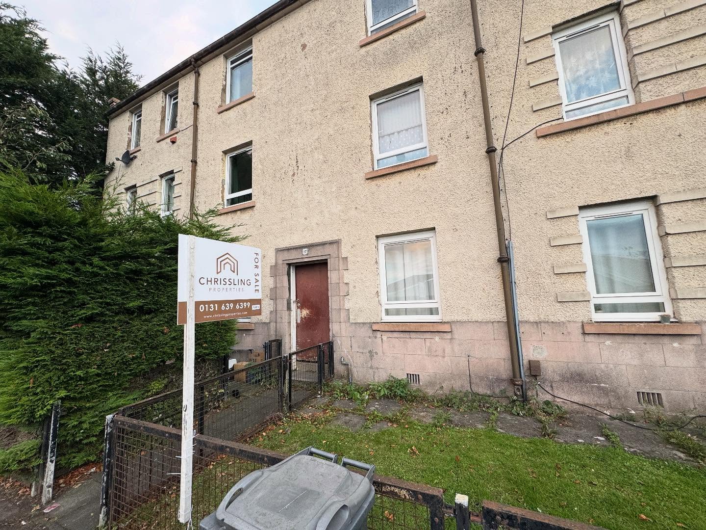 Refurb Project / Investment Opportunity in North West Edinburgh
Listed live on the market early afternoon and offer accepted by COB !
Thank you to our clients for having faith in us !
Who says small agency can’t achieve results 🙂