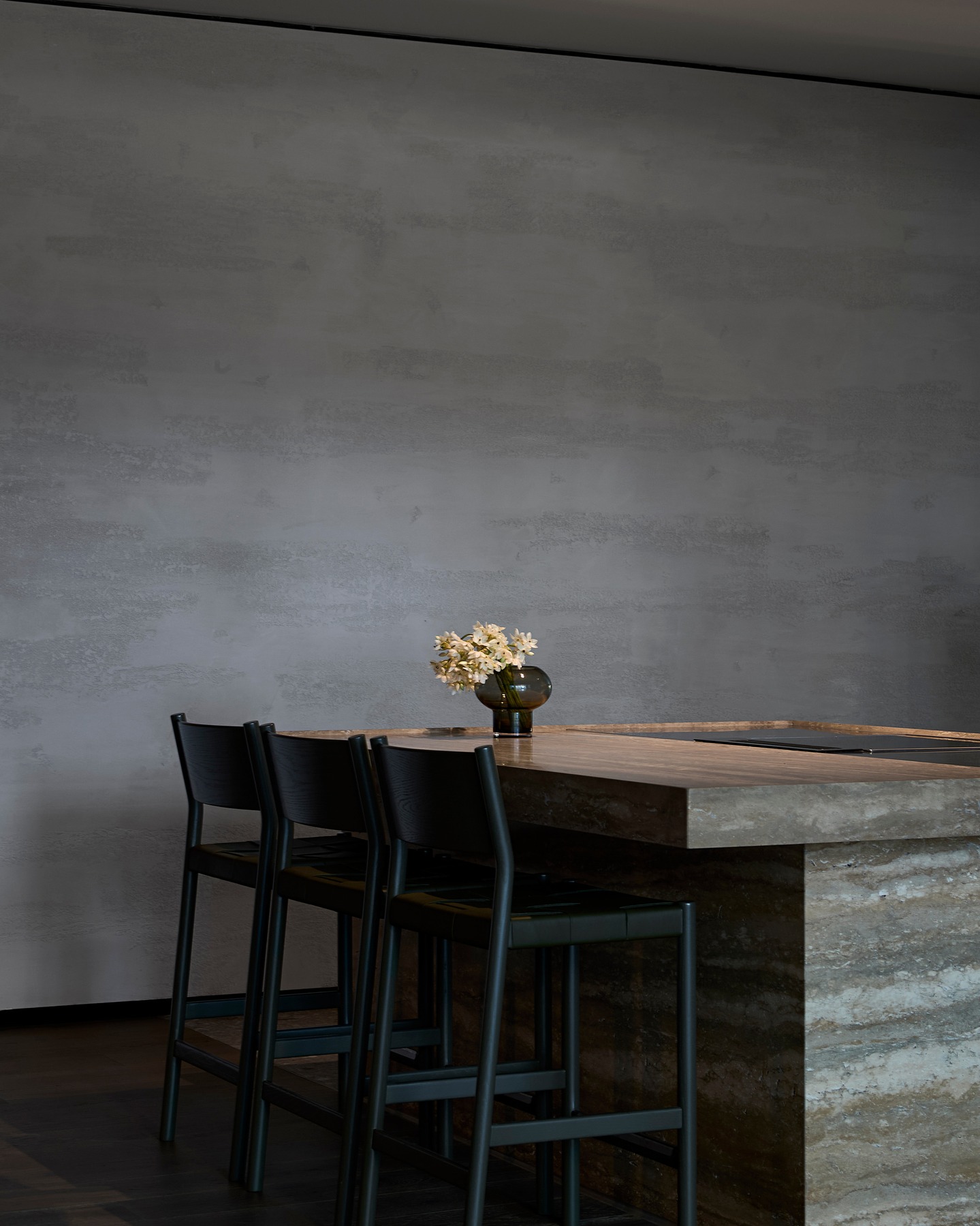 Our travertine show kitchen @freshwaterplace is one delicious perk for the residents, designed in colab with @outpost_hospitality for the shared use of this high-rise community. Featuring @jardanfurniture with @nash.management . Photography @shannonmcgrath7
#melbourneapartments #apartmentinteriors #ownerscorporation #melbourneinteriordesign #diningroom #residentialdesign #communityliving