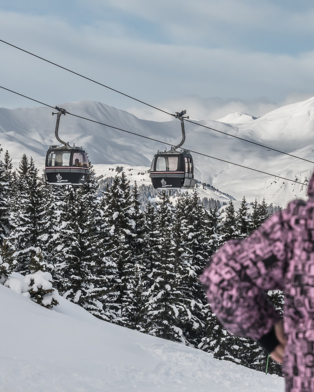 Ski resorts are natural audience filters.
You don’t have to hunt for high-value consumers.
They’re already there.
If someone books a week in the Alps…
They’ve got money.
They’ve got taste.
They’ve got influence.
Ski media targets quality.